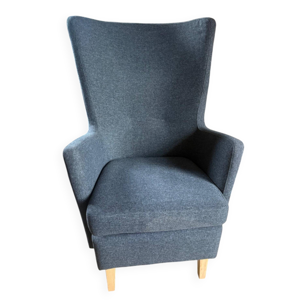 Fauteuil de style scandinave, au design moderne et intemporel.