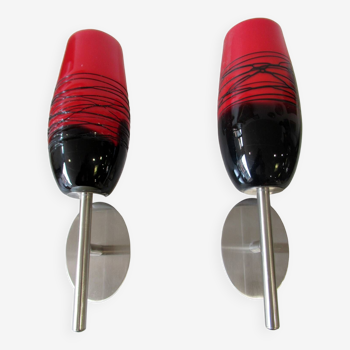 Paire d'appliques, acier et verre coloré (rouge et noir)
