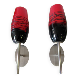 Paire d'appliques, acier et verre coloré (rouge et noir)