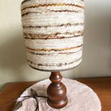 Lampe à poser en bois tourné abat jour en laine