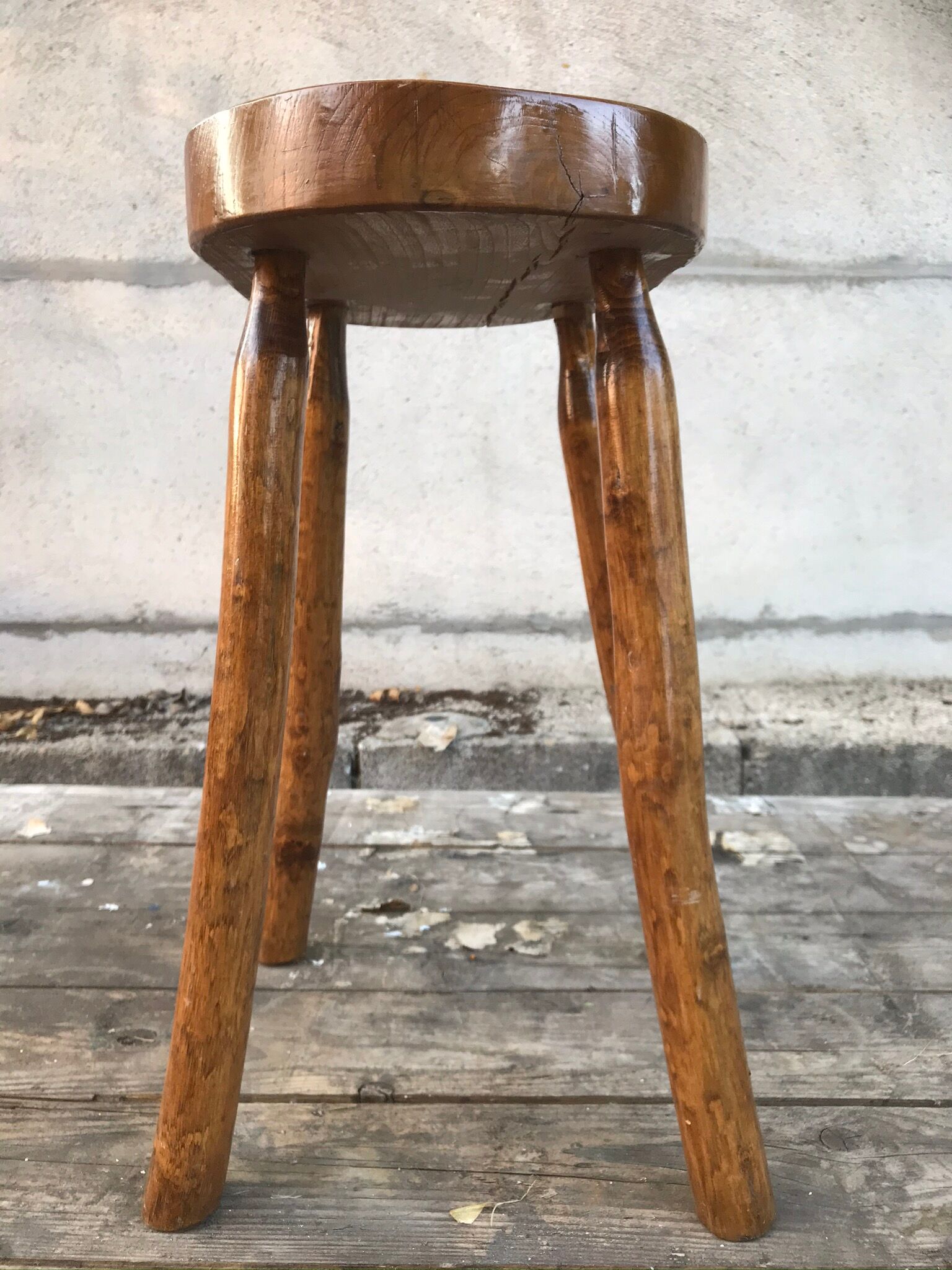Former vintage raw wood milking tabouret