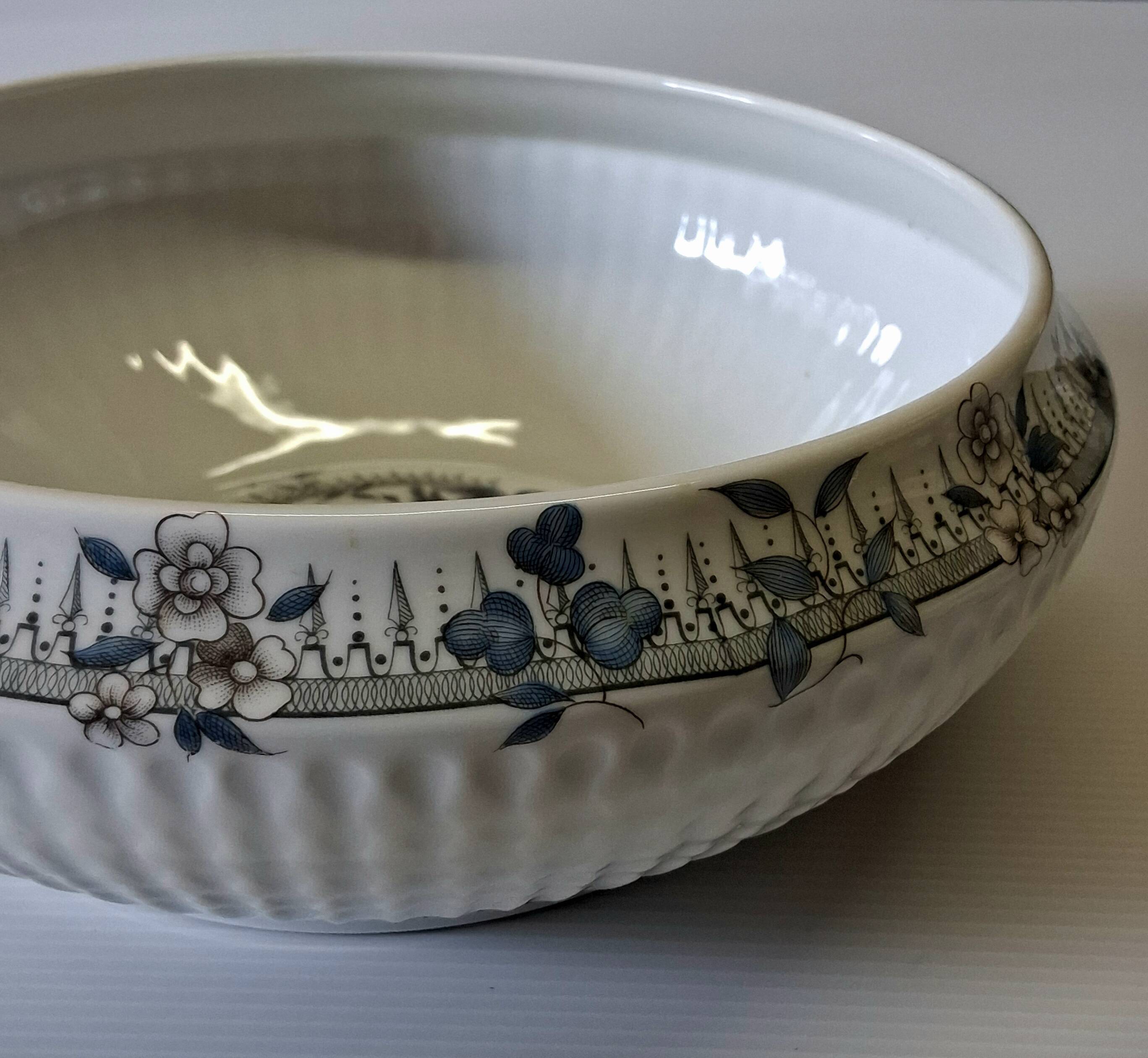 Porcelain salad bowl from Chauvigny, France, in very good condition.
