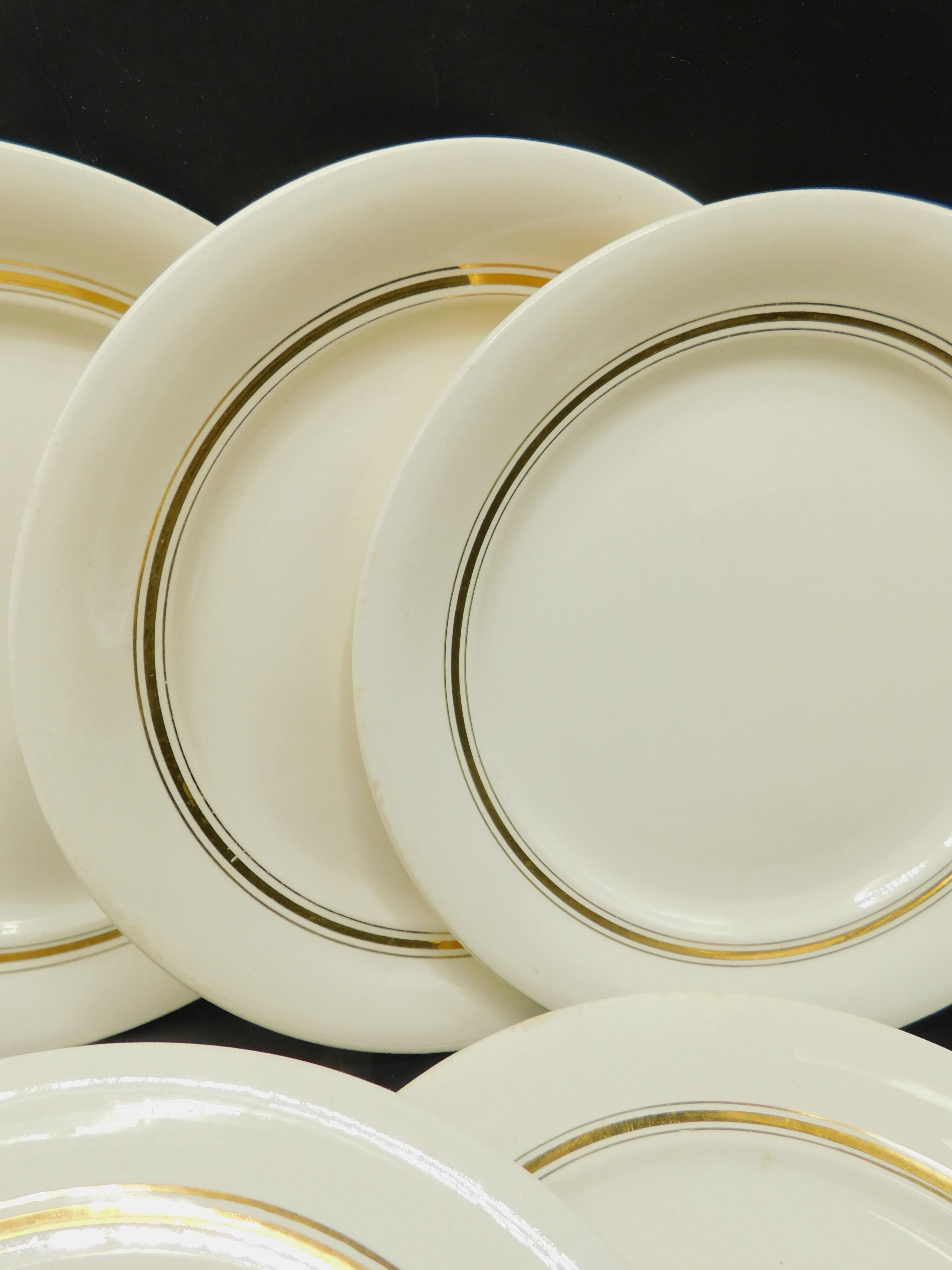 8 flat plates Villeroy - Boch Mettlach - Cream and Gold.