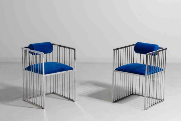 Ensemble de quatre chaises italiennes modernistes chromées avec velours bleu roi, années 1970