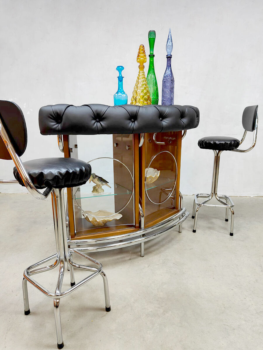 Vintage retro seventies cocktail bar 'Mad-Men style'