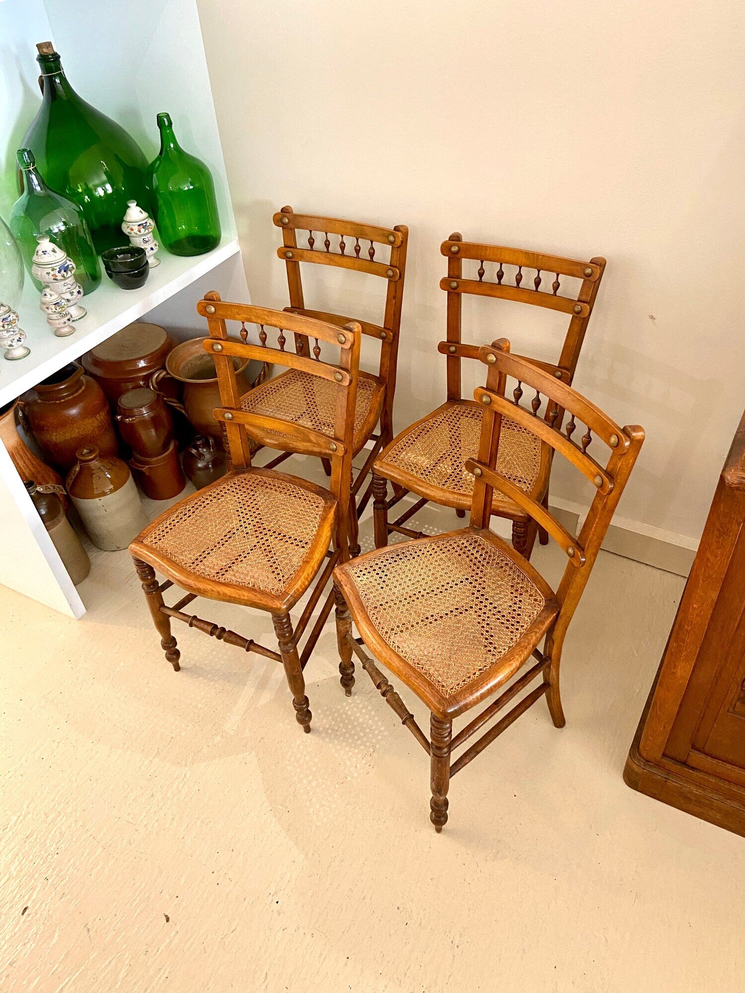 4 chaises en bois et cannage