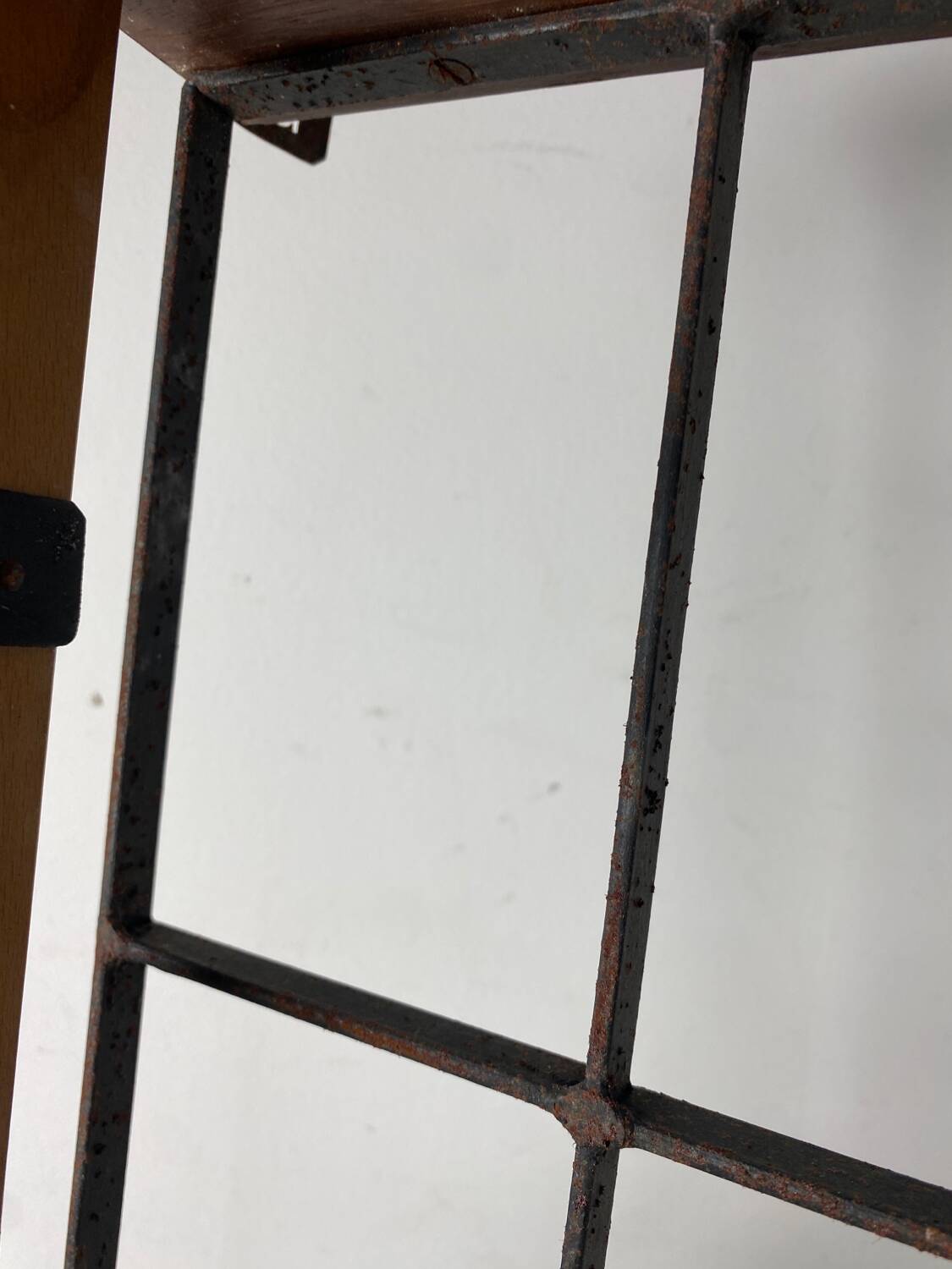 Wall-mounted coat rack with 5 wood and iron hooks