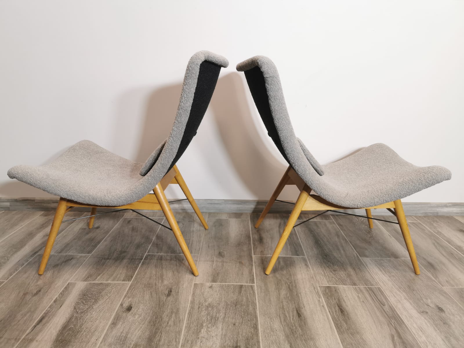 Paire de fauteuils restaurée par Miroslav Navratil