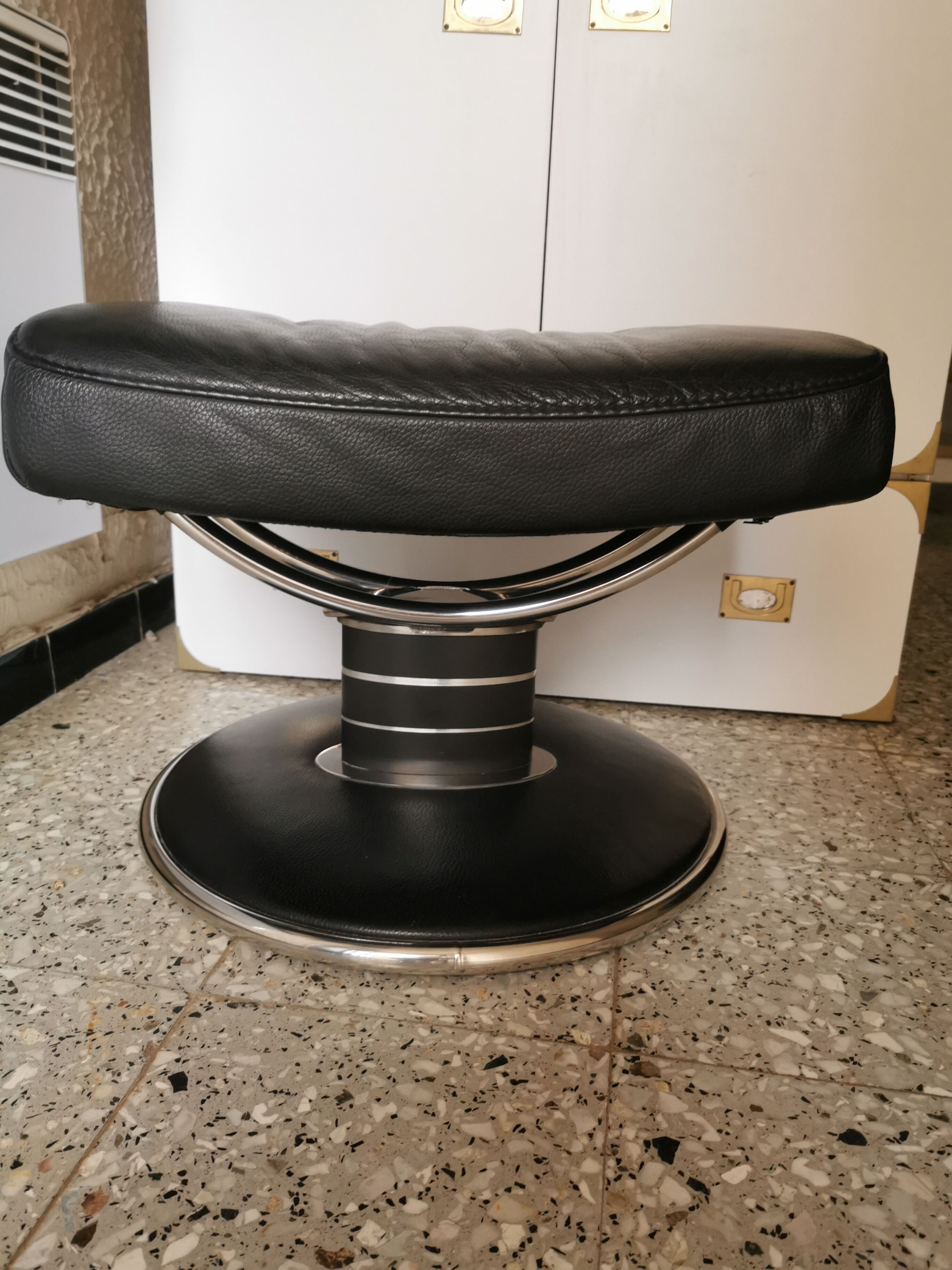 Stressless chair ekorness jazz grained leather and his foot rests