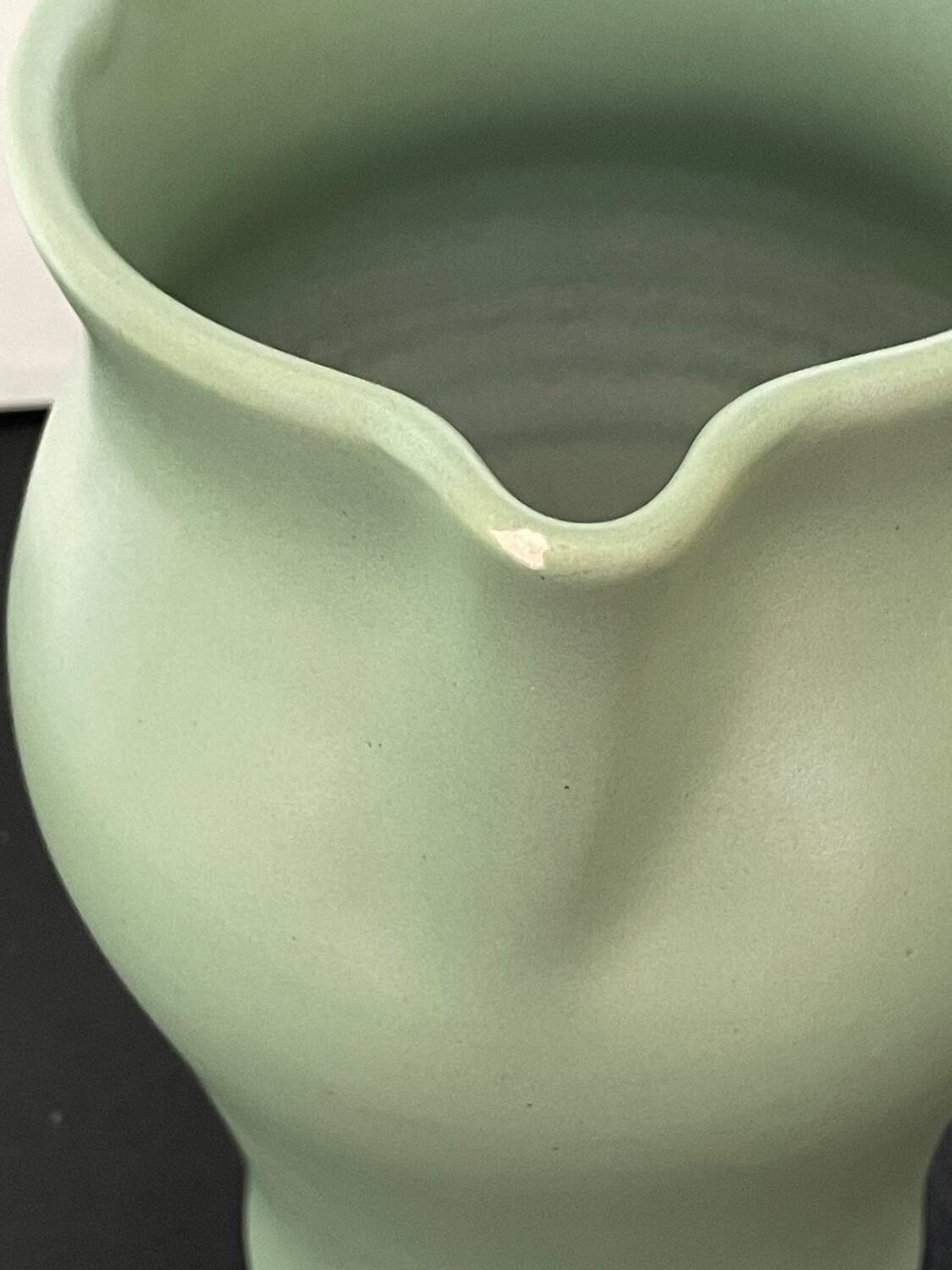 Pichet vert en céramique André Baud Vallauris