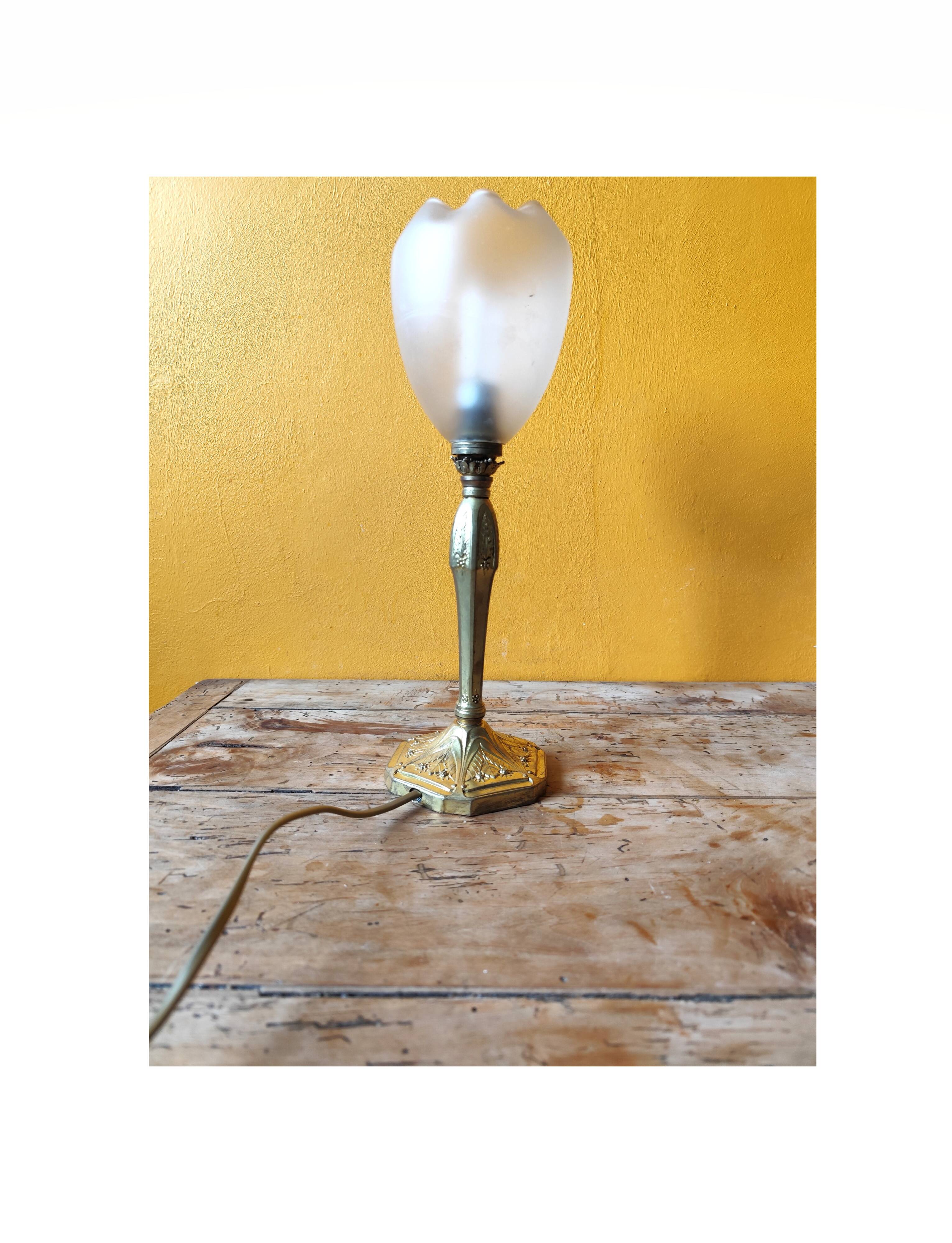 Lamp with a 19th-century chiseled bronze base and antique glass shade