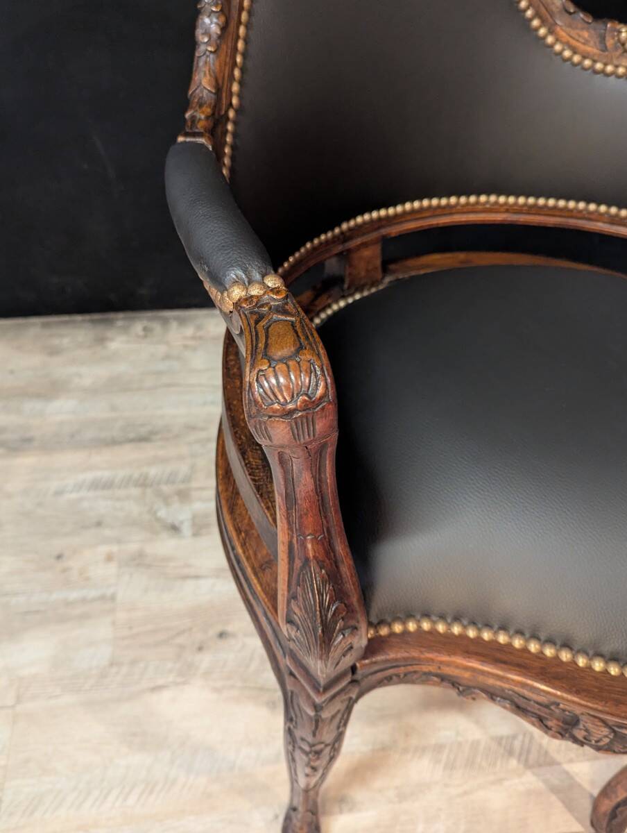 Louis XV armchair in Couillard style, from the 19th century.