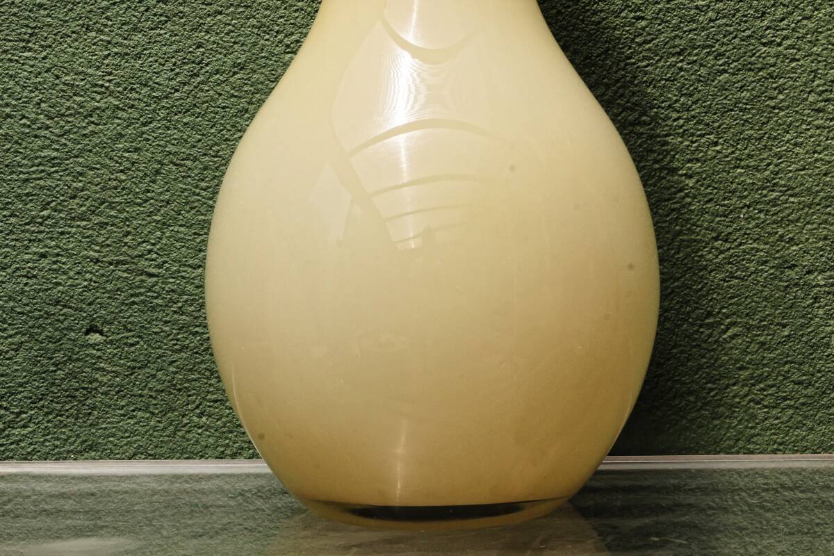 Vase de sol en verre opalin, couleur crème