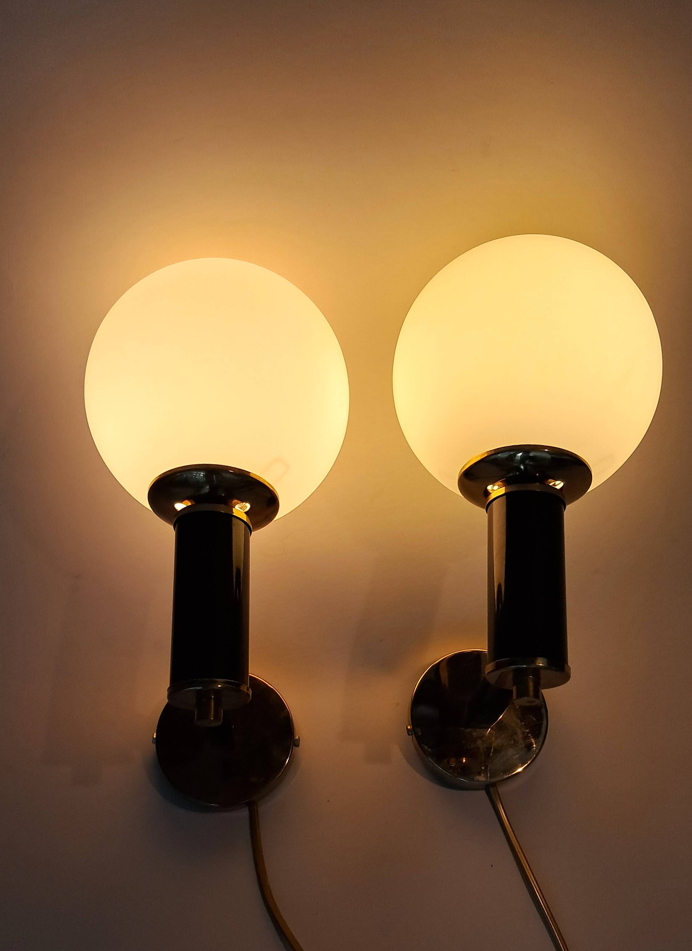 Pair of wall lights in gilded and black lacquered brass, Italy 1970/1980.