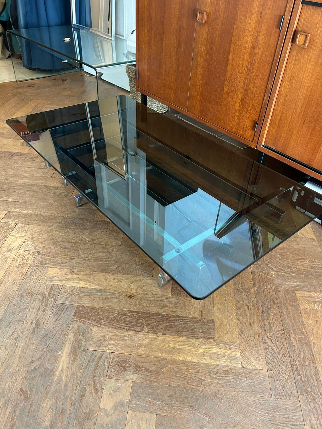 70s design coffee table in rectangular glass with chrome legs.