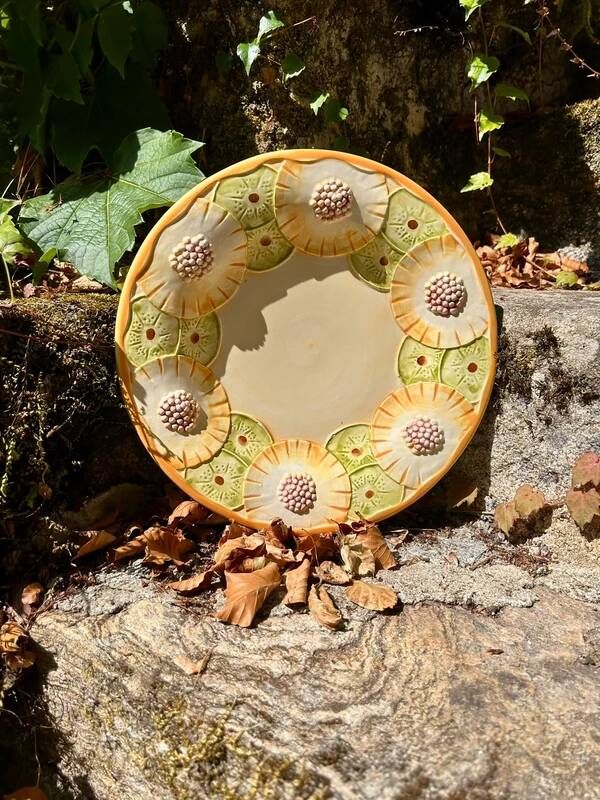 Assiette barbotine aux fruits