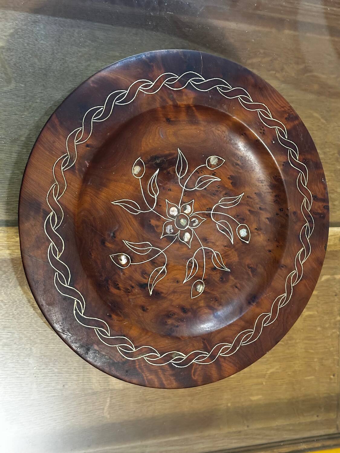 Wooden thuya catchall enhanced with metal wire and mother-of-pearl.