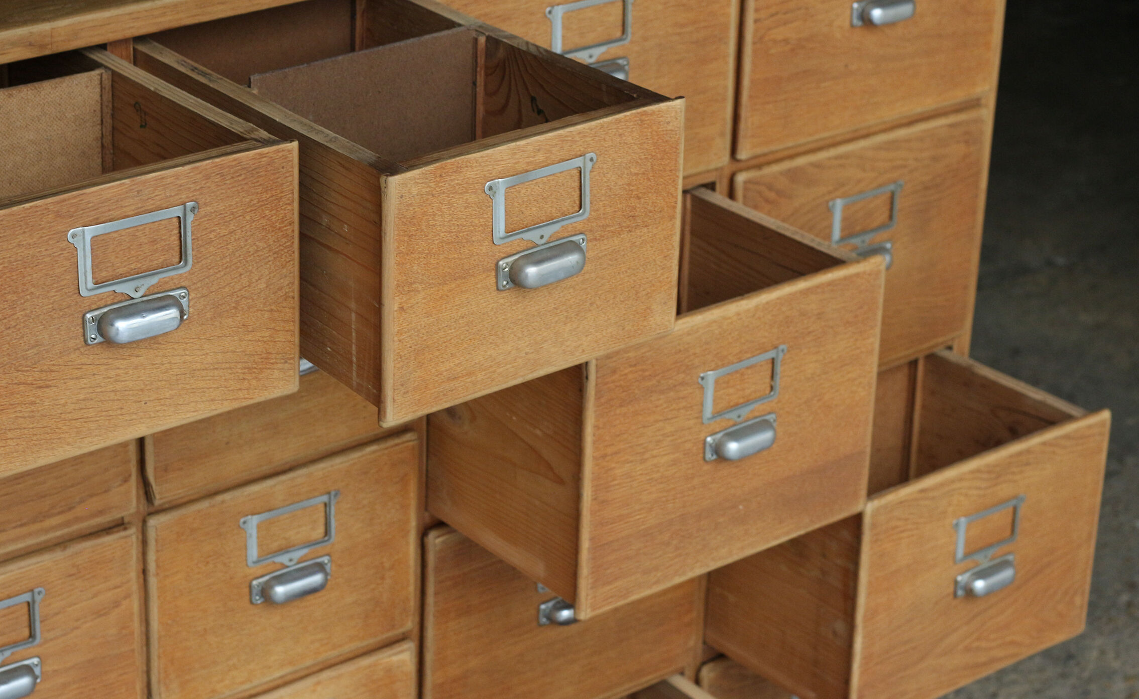 Furniture of trade: dresser of apothecary.