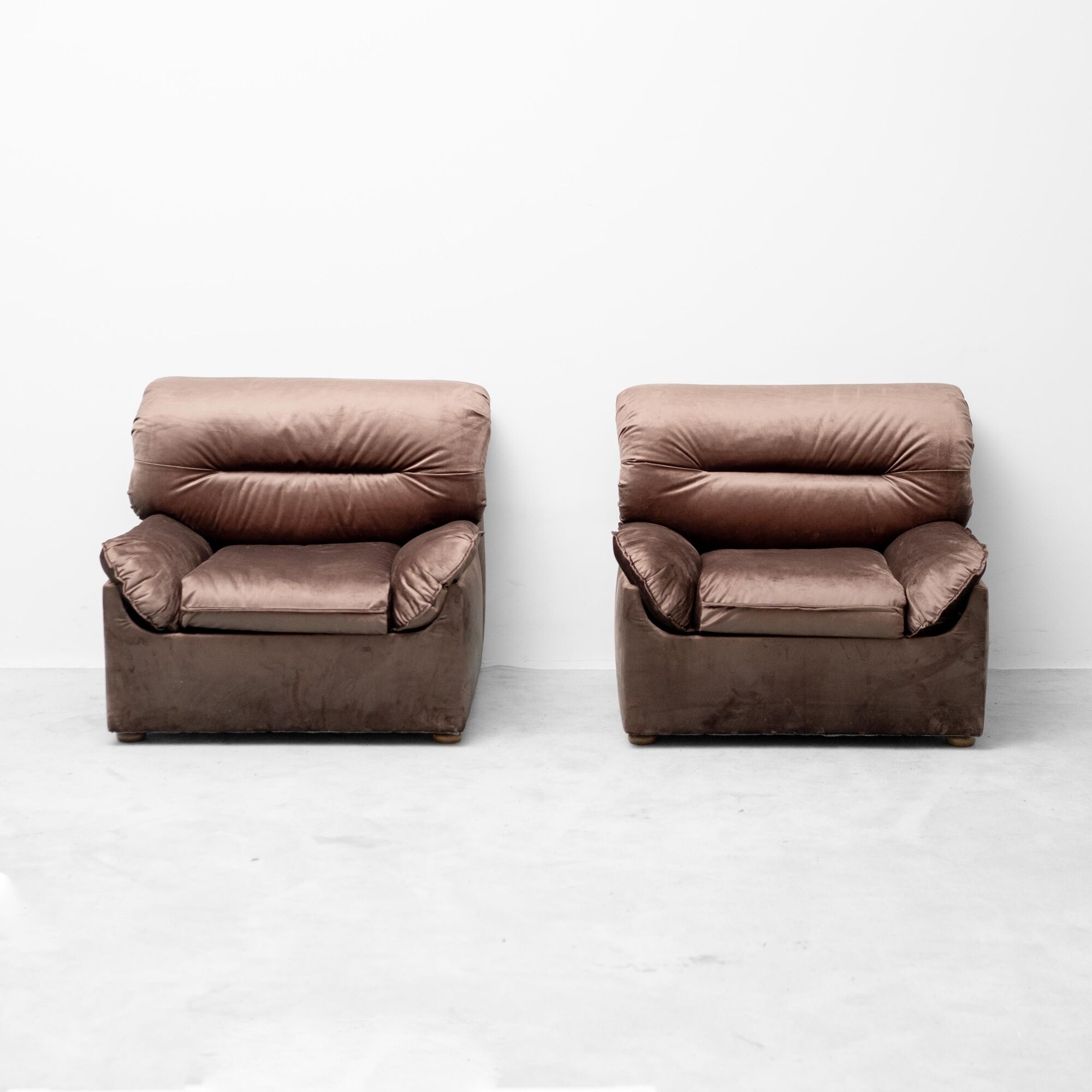 Pair of vintage lounge armchairs in brown velvet – 1970s