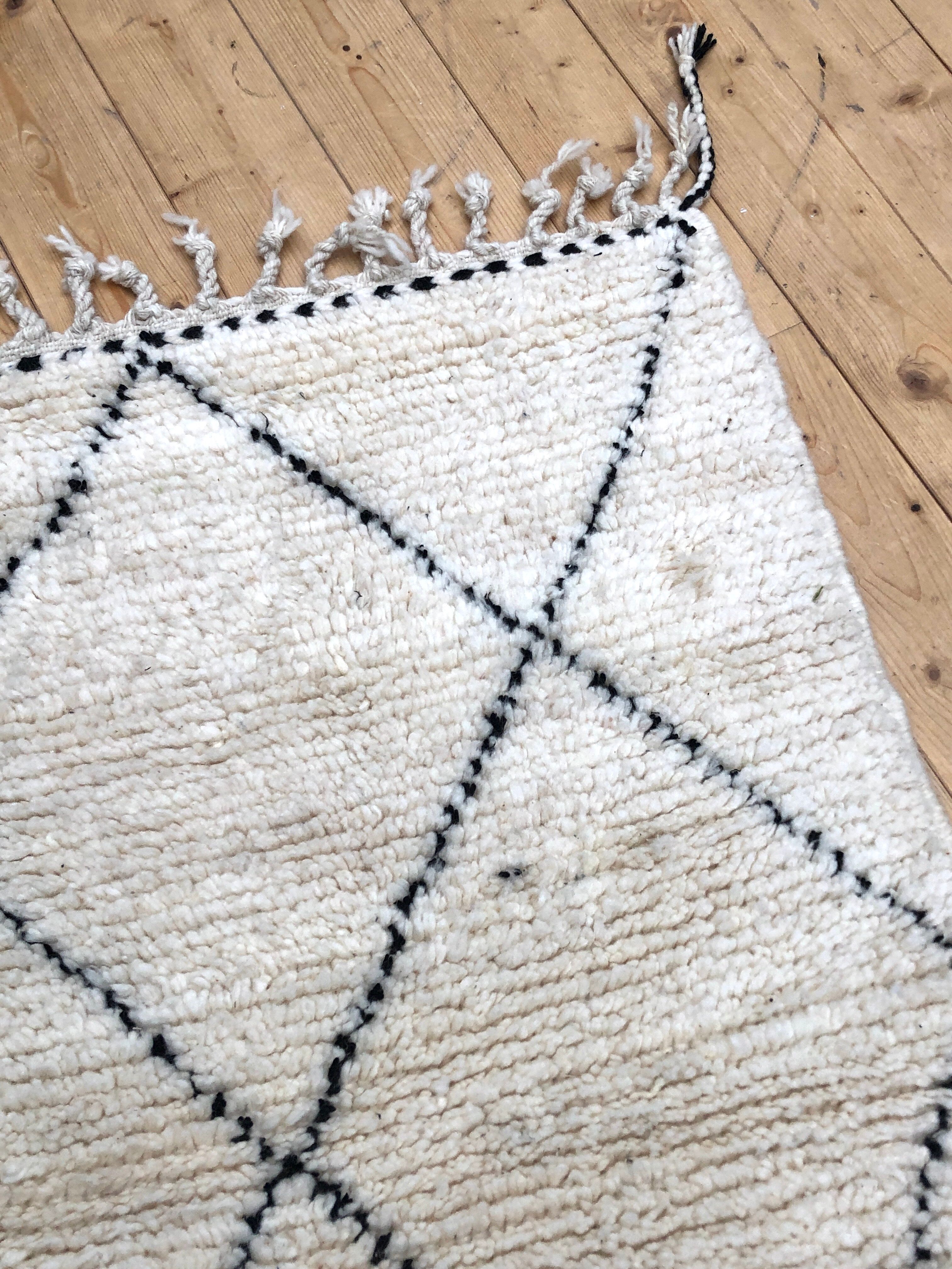 Moroccan Berber carpet Beni Ouarain with black diamonds 1,48x0.95m