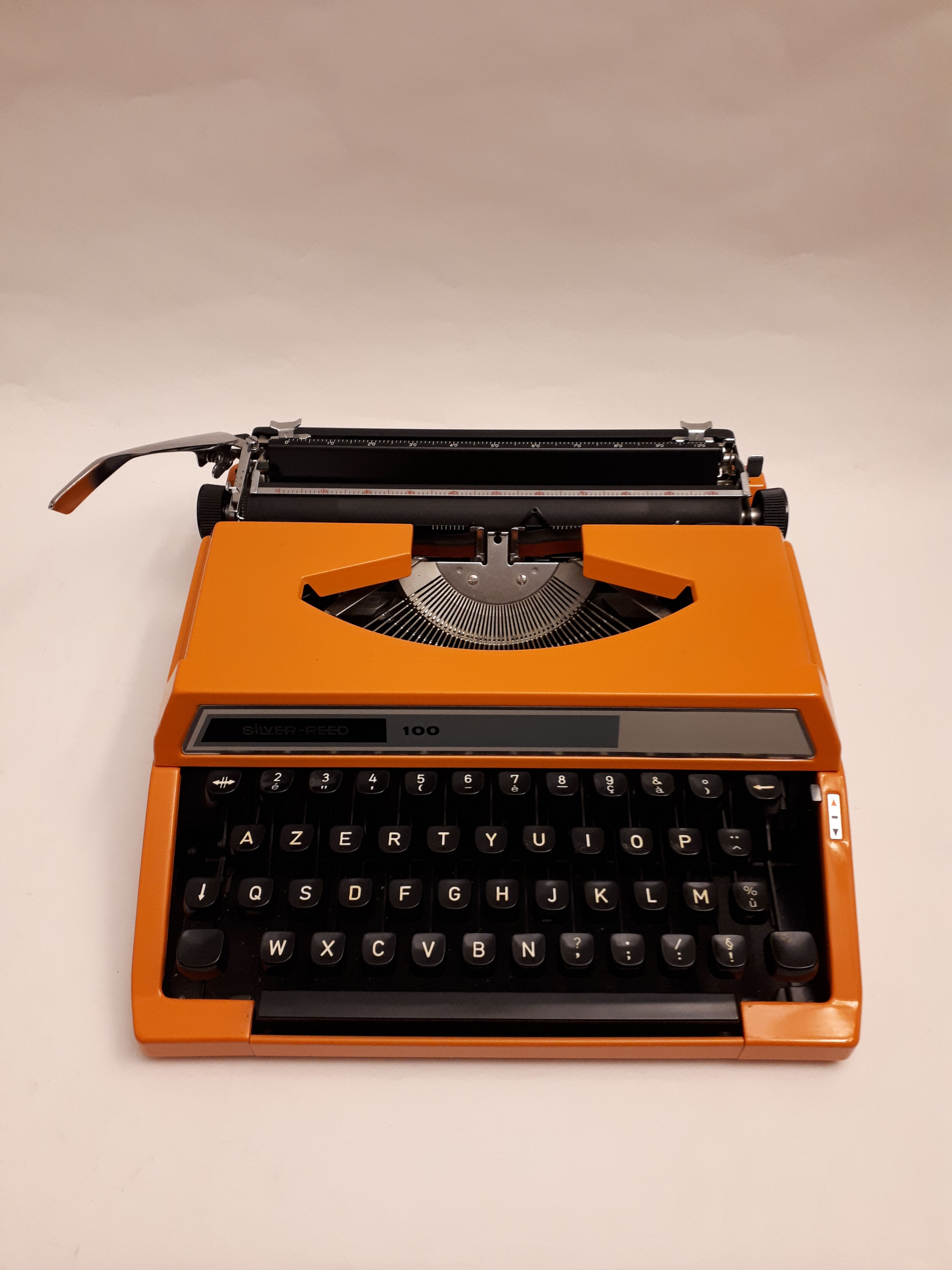 Vintage 70 orange Silver-Reed 100