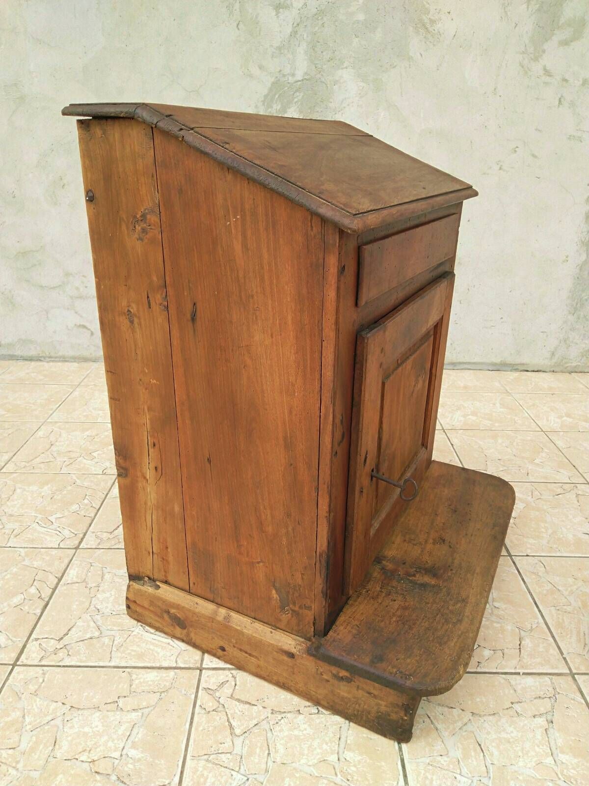 Walnut desk from the early 19th century.