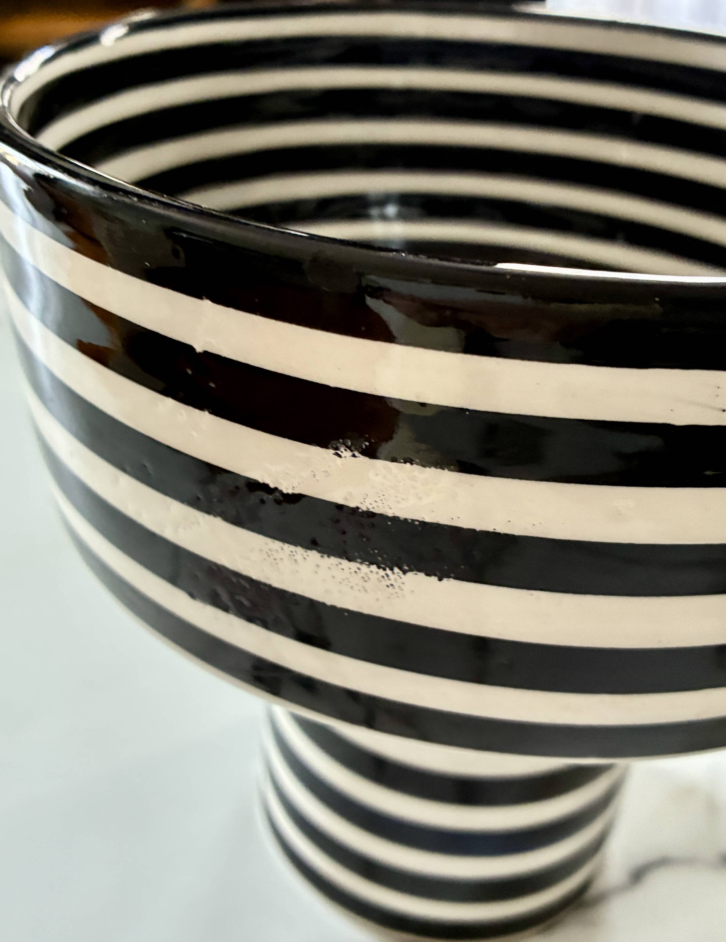 XL coupe presentation or base with black and white stripes.