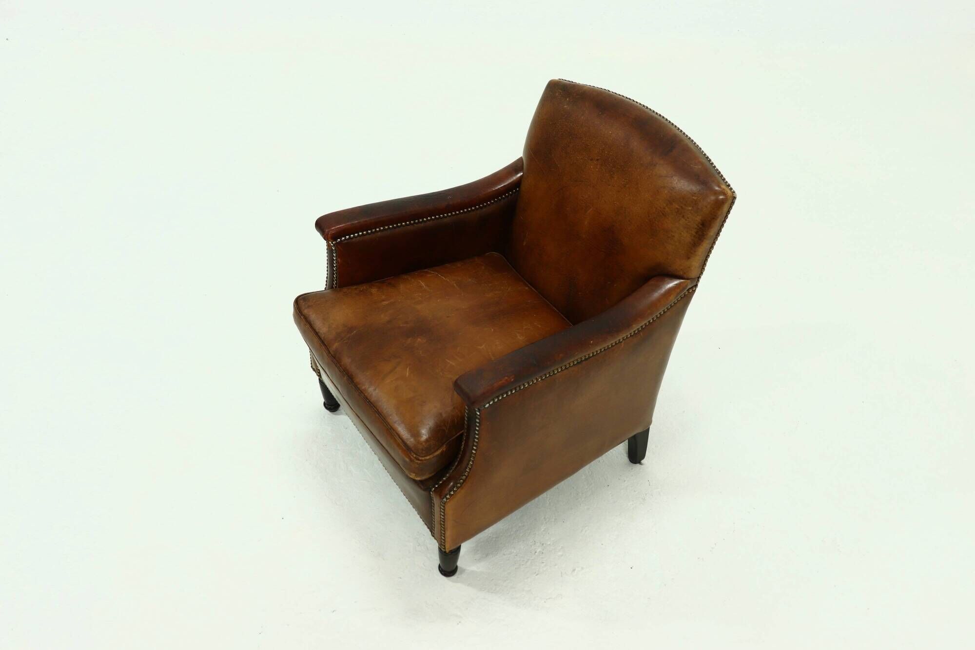 Fauteuil en cuir de mouton patiné années 1950