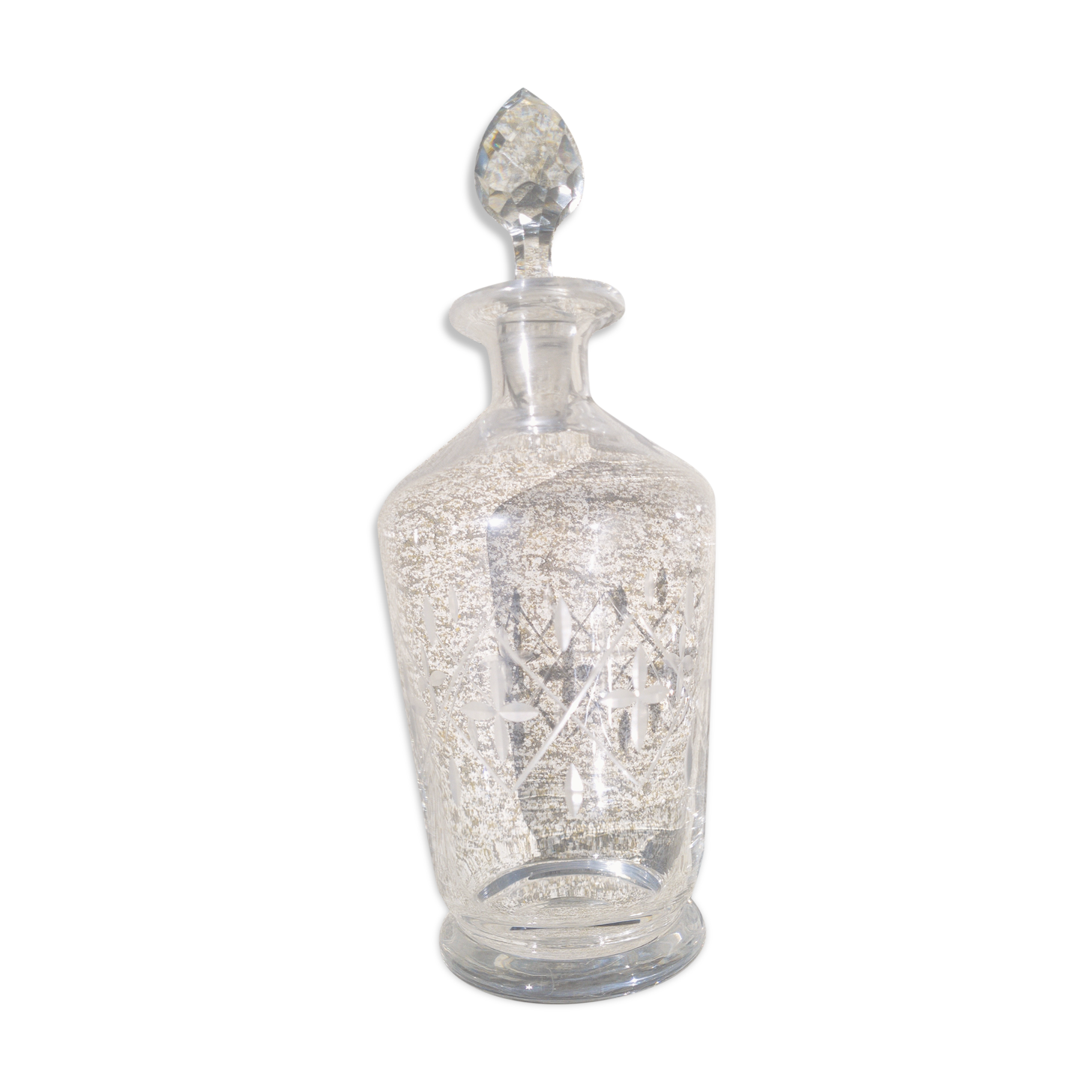 Carafe début XXème siècle ciselé et gravé, bouchon facetté