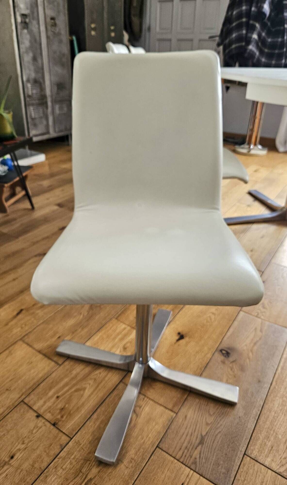 Extendable round table in white formica and 4 matching chairs by Roche Bobois.