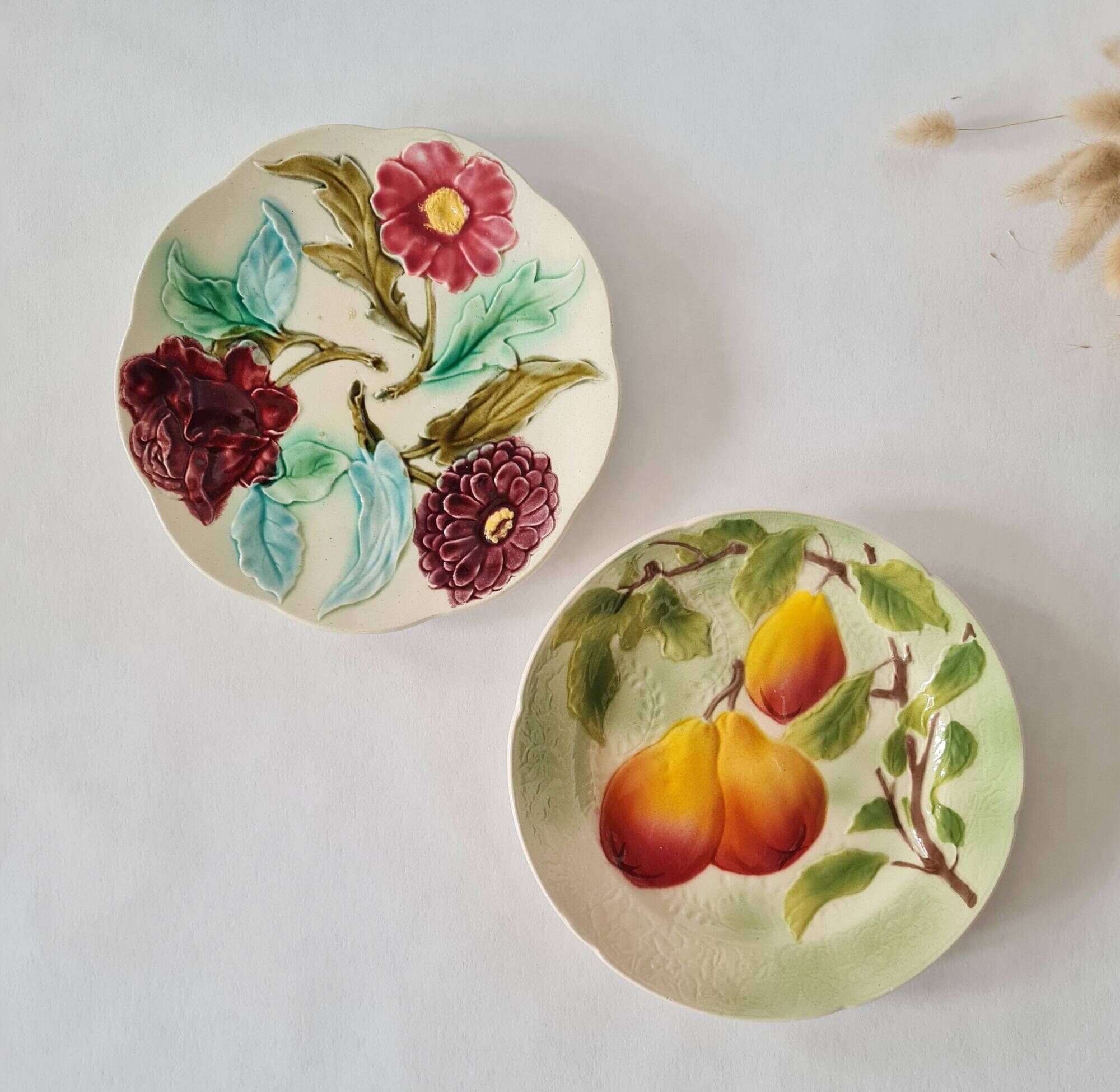 Lot assiettes en barbotine