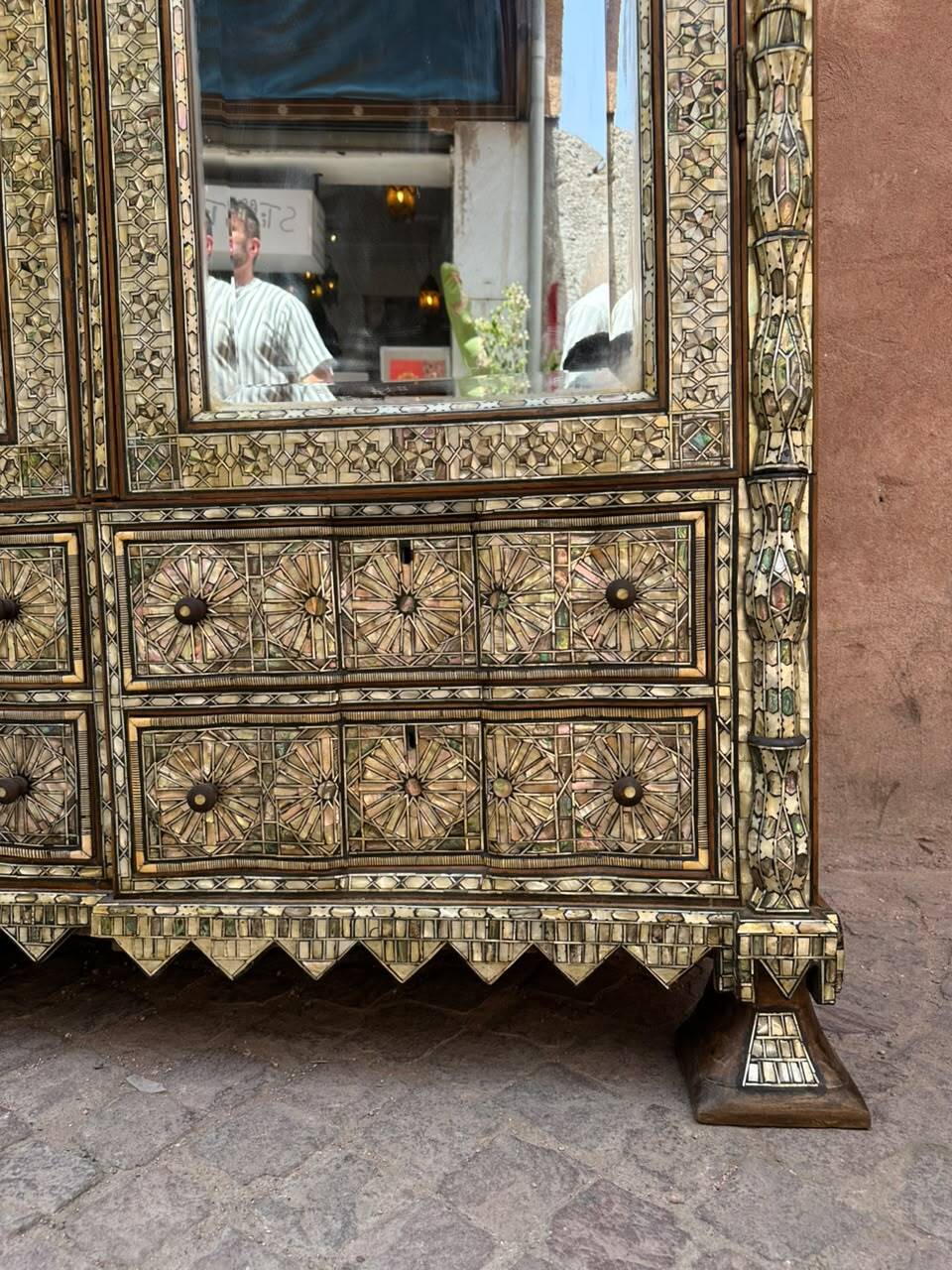 Armoire Levantine en Nacre — Signée Ahmed Jamil Sarsar, Datée 1890