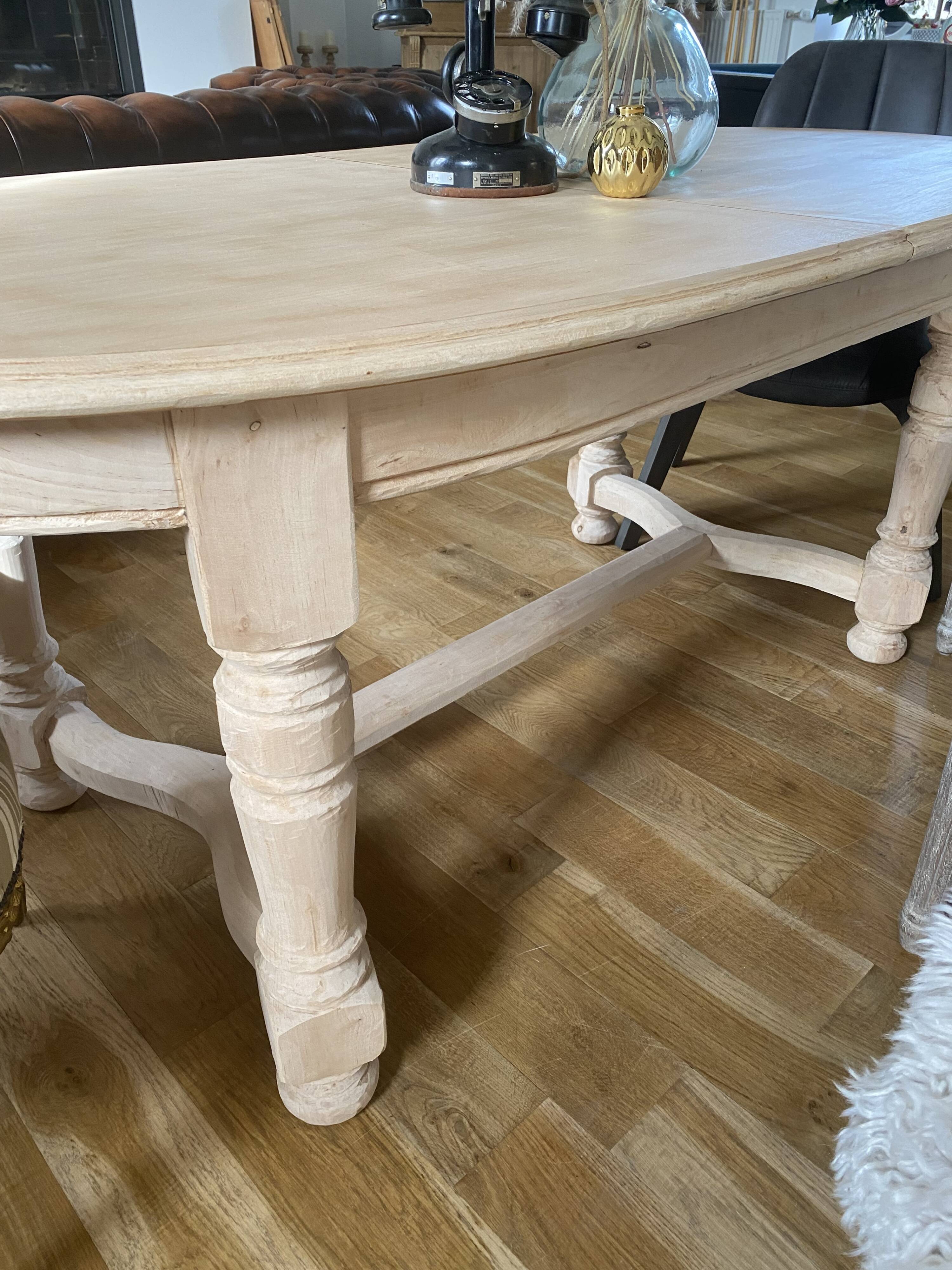 Oval table with integrated extension