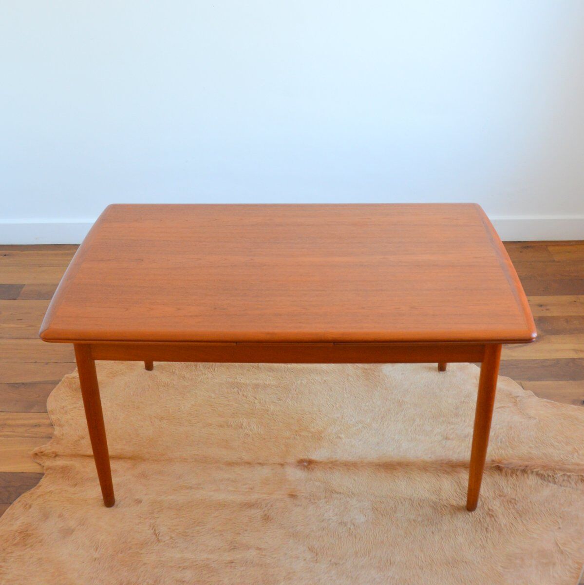 Scandinavian dining table with 1960s extensions (6 to 12 people)