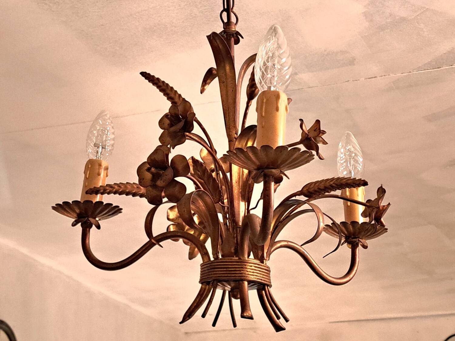 Chandelier with ears of wheat and flowers in gilded metal