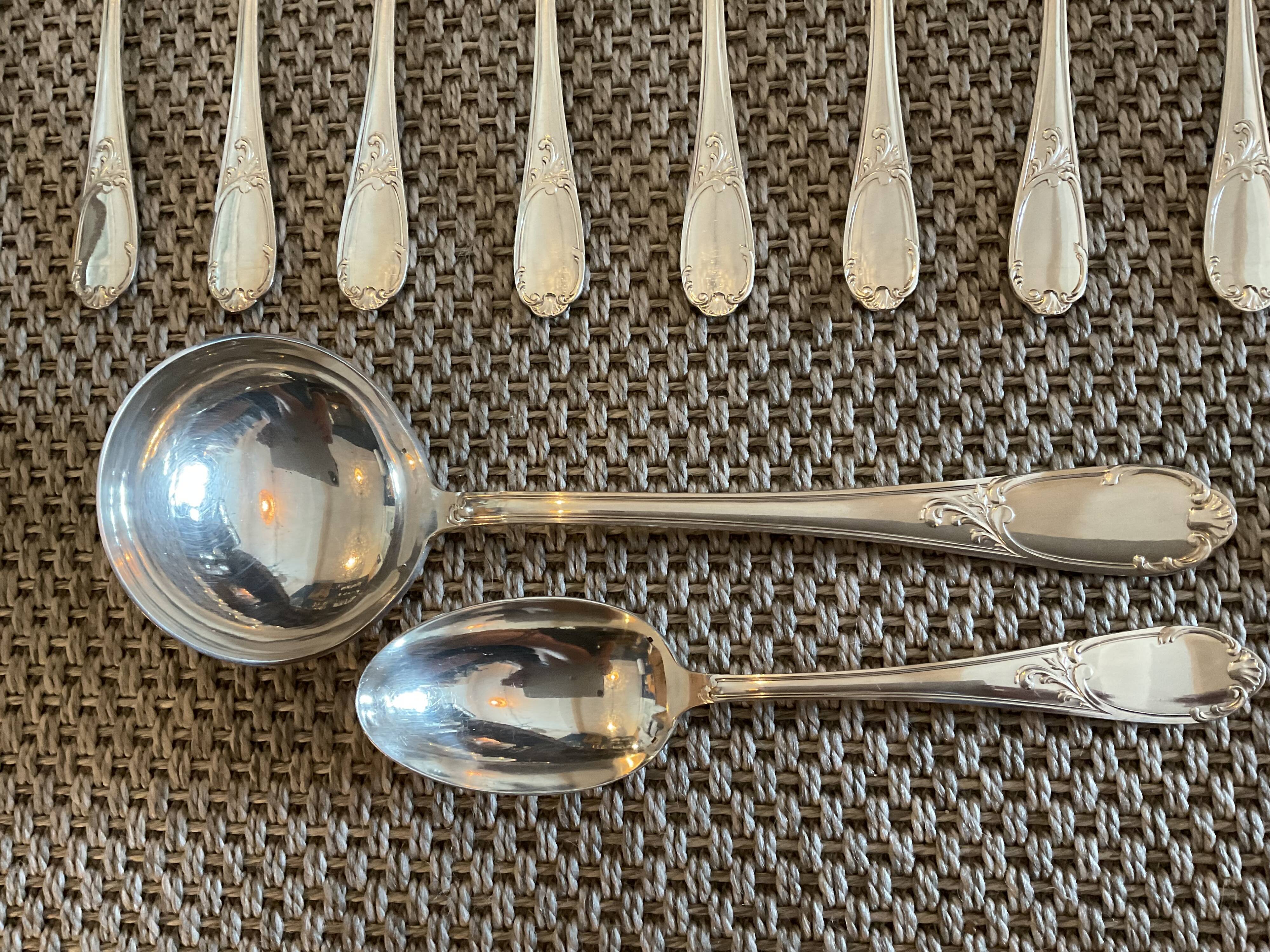 Cutlery set box on 2 levels.62 pieces.silver metal. N°4