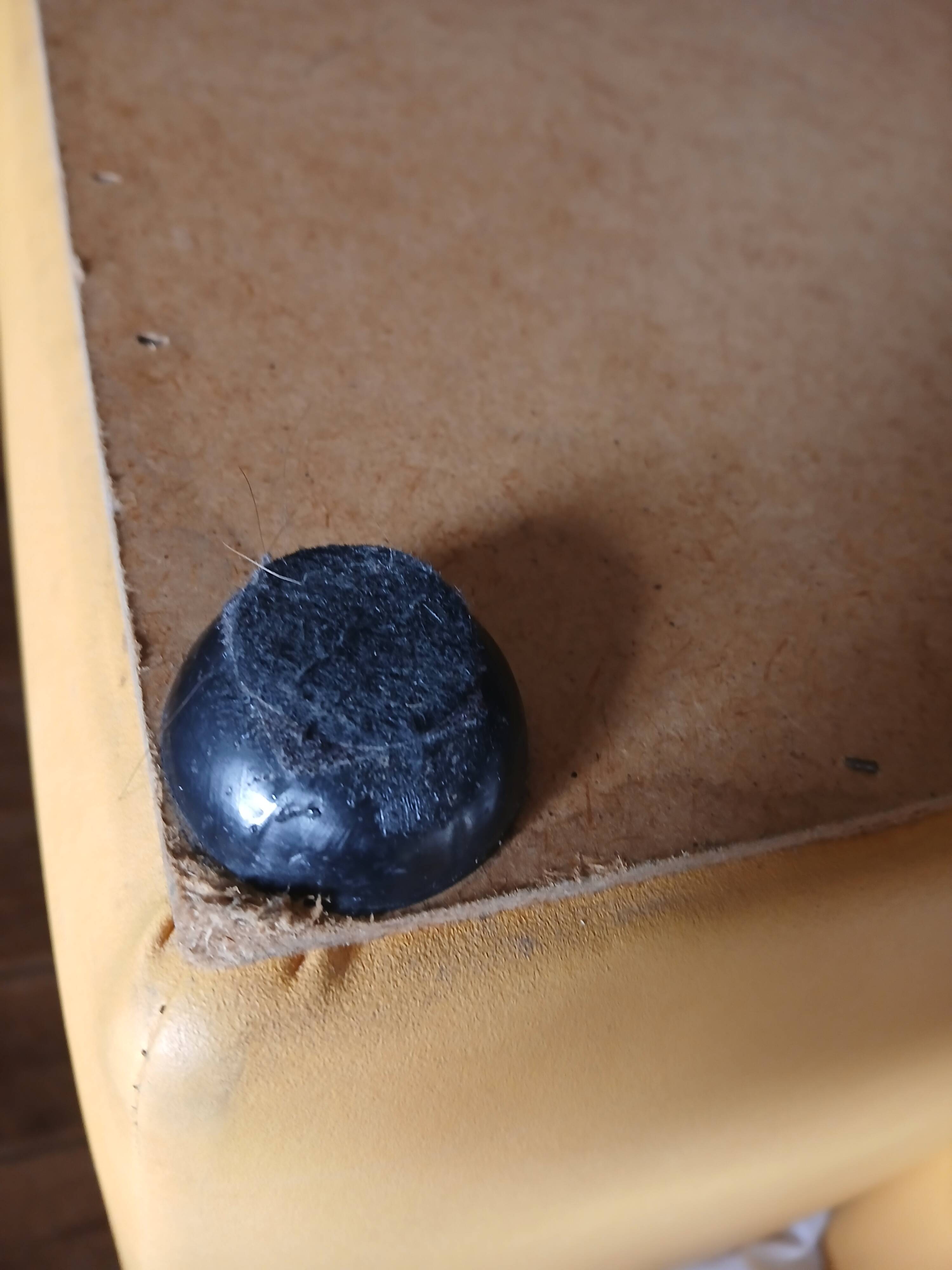 Lot de 4 chauffeuses années 70/80 vintage en similli cuir  jaune moutarde