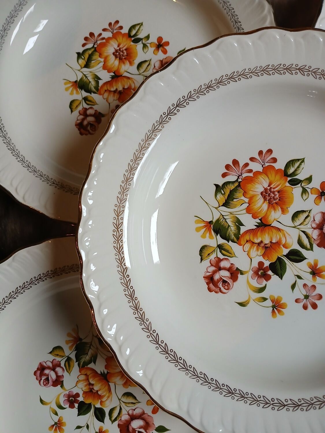 12 assiettes creuses anciennes "Capri "