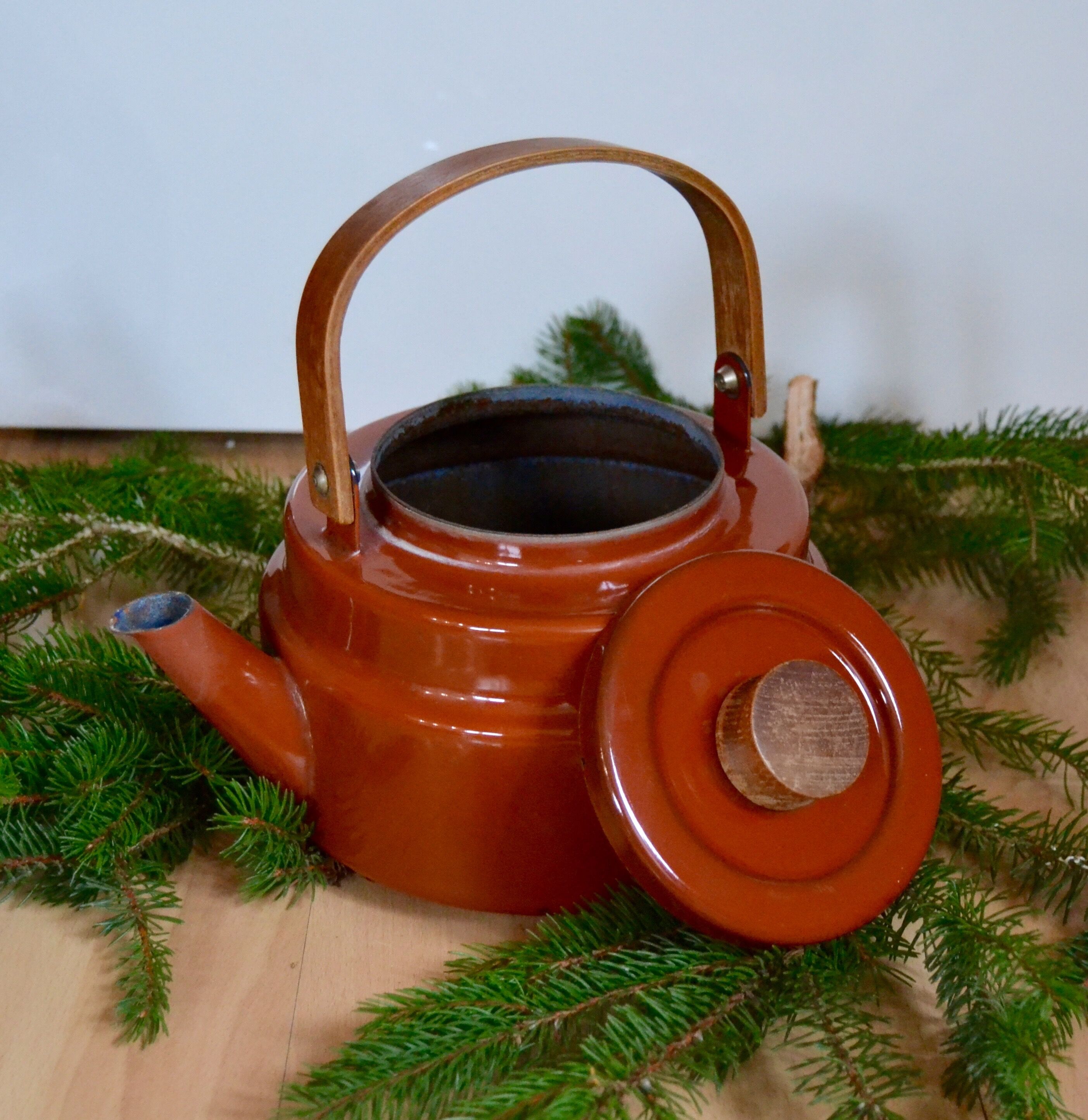 Kettle hygge Scandinavian metal & wood
