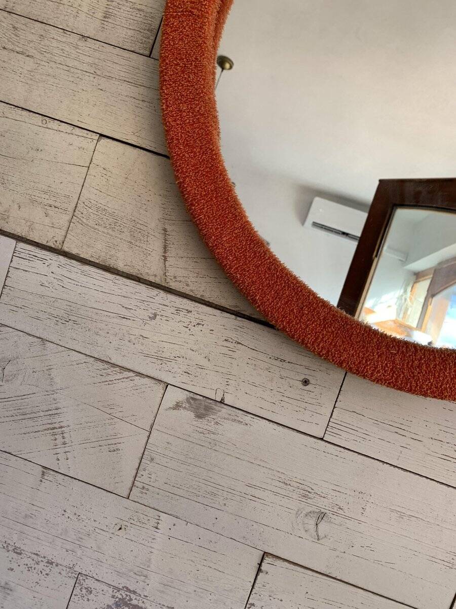 Miroir mural rond orange corail en bois recouvert de tissu - style Mid‑Century, 1950s