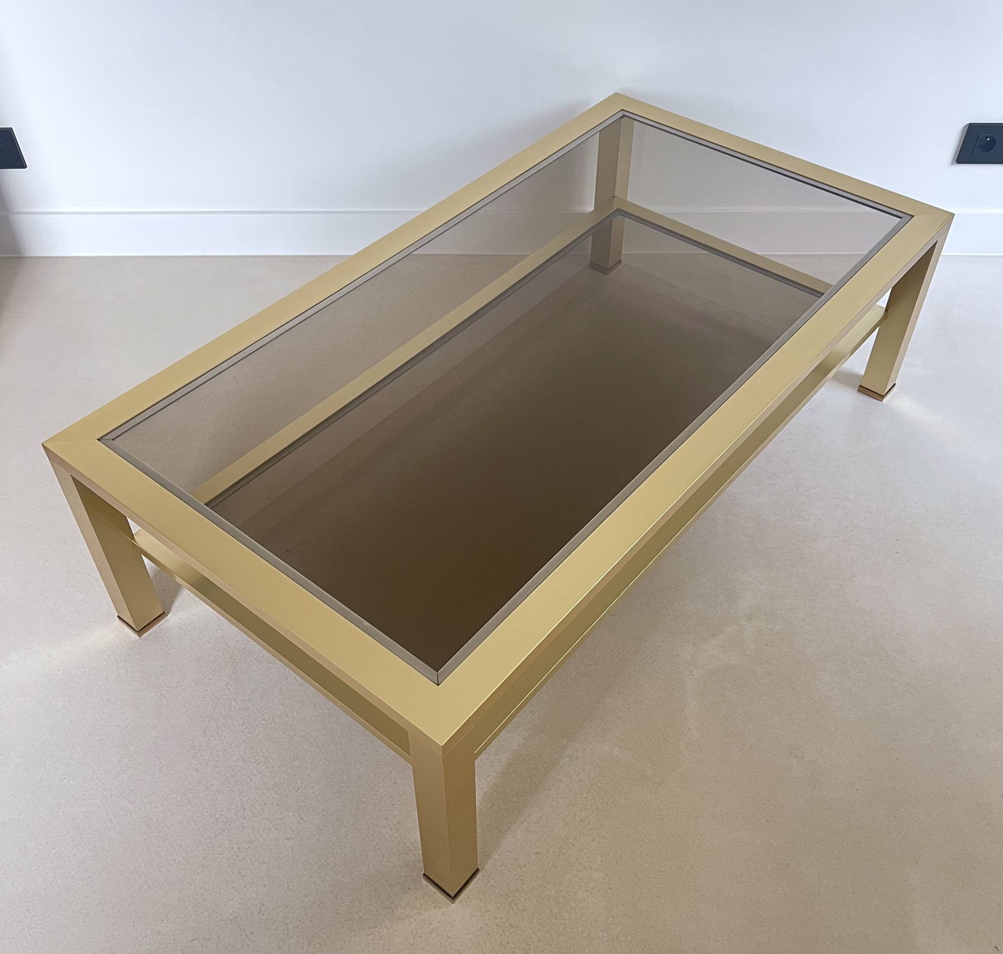 Table basse grand modèle en métal doré, France années 70