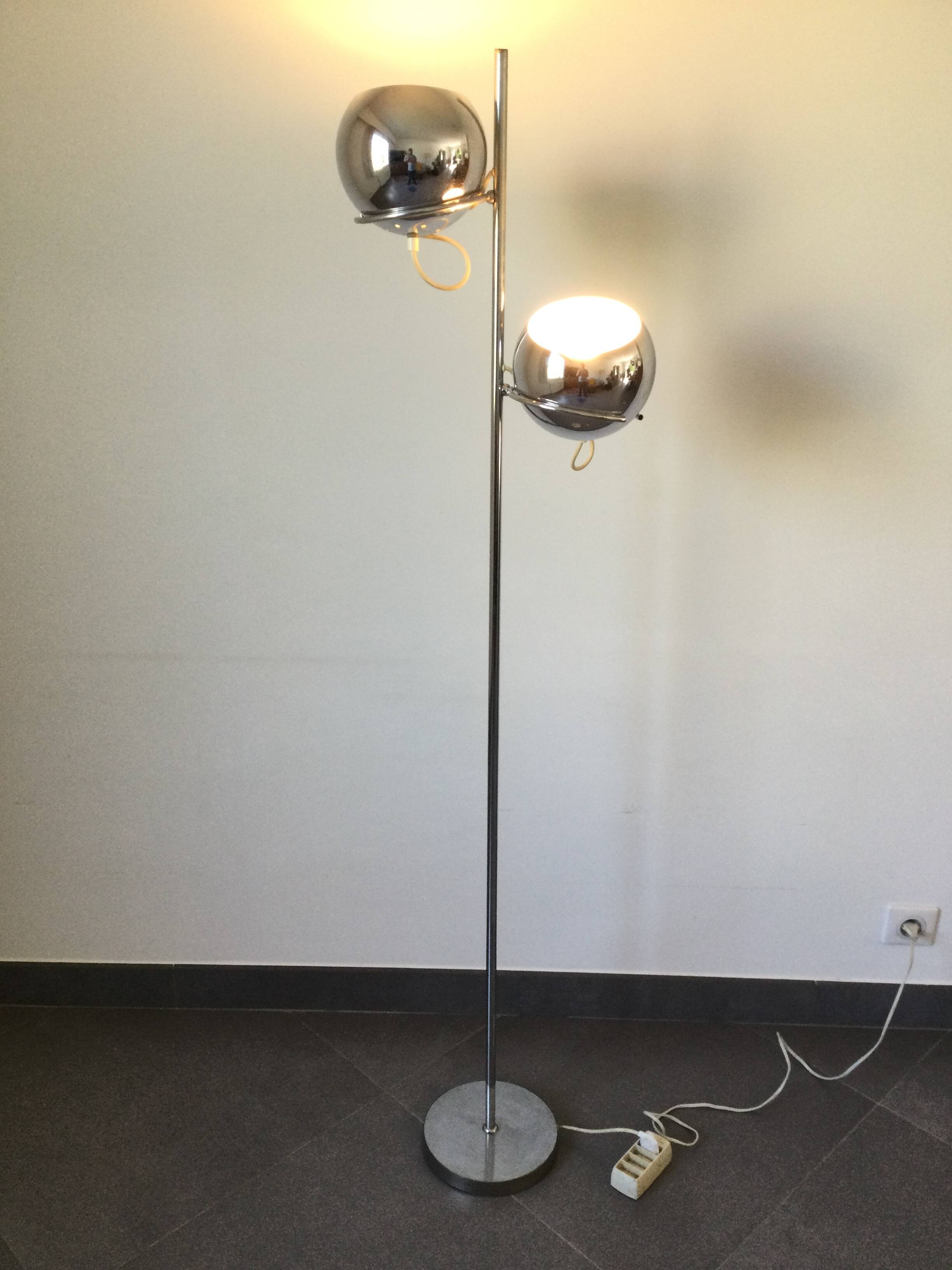 Eyeball floor lamp in chromed metal