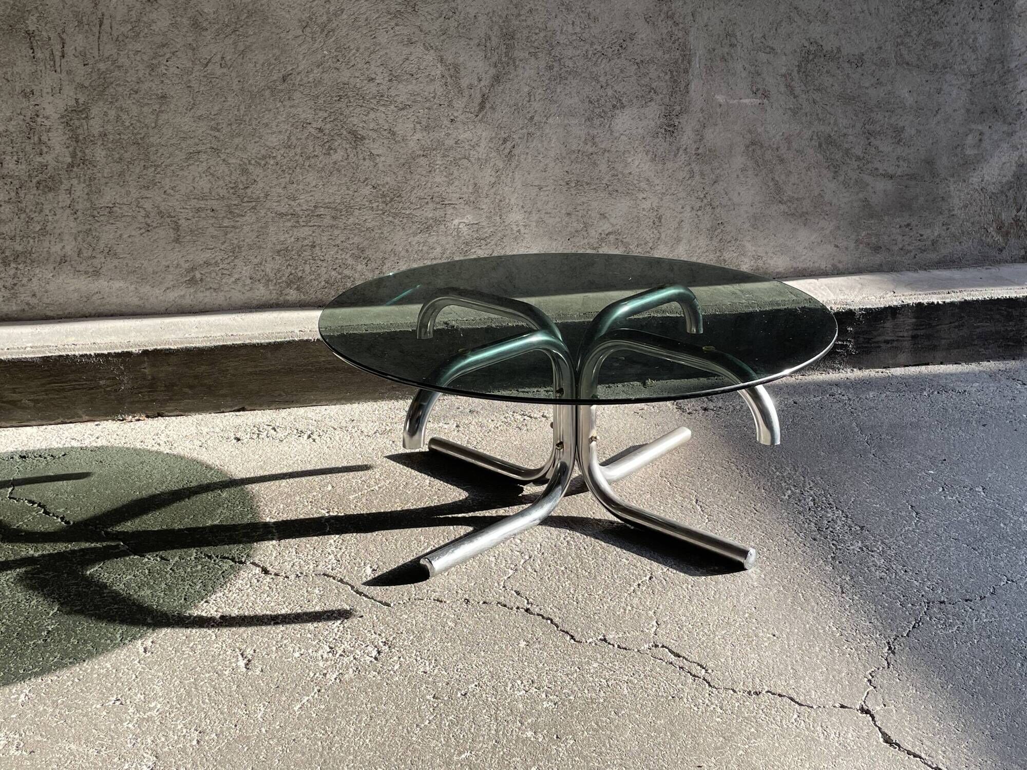 Table basse ronde en métal chromé et verre fumé,1970s