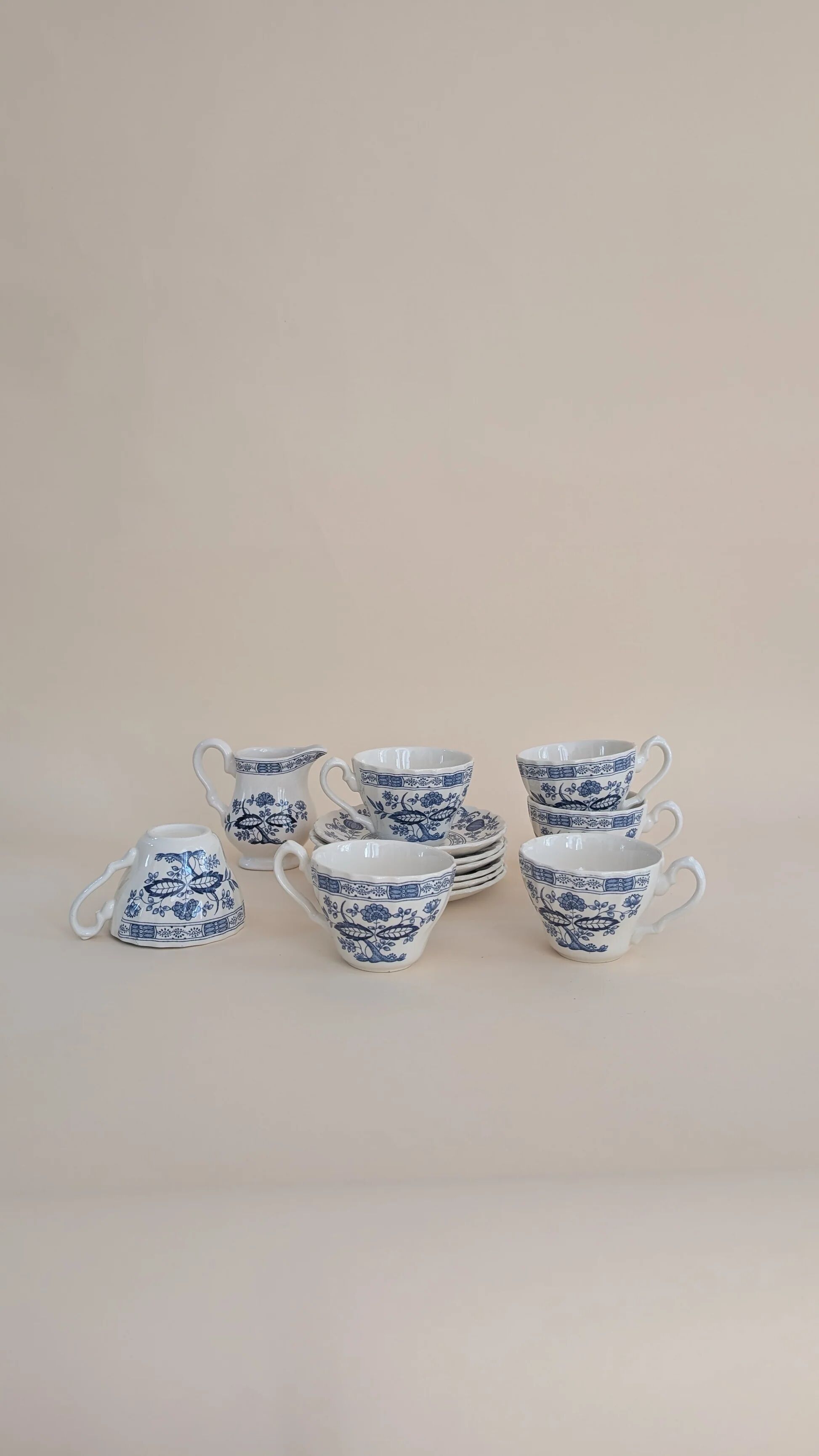 Ensemble de 6 tasses à café et son pot à lait