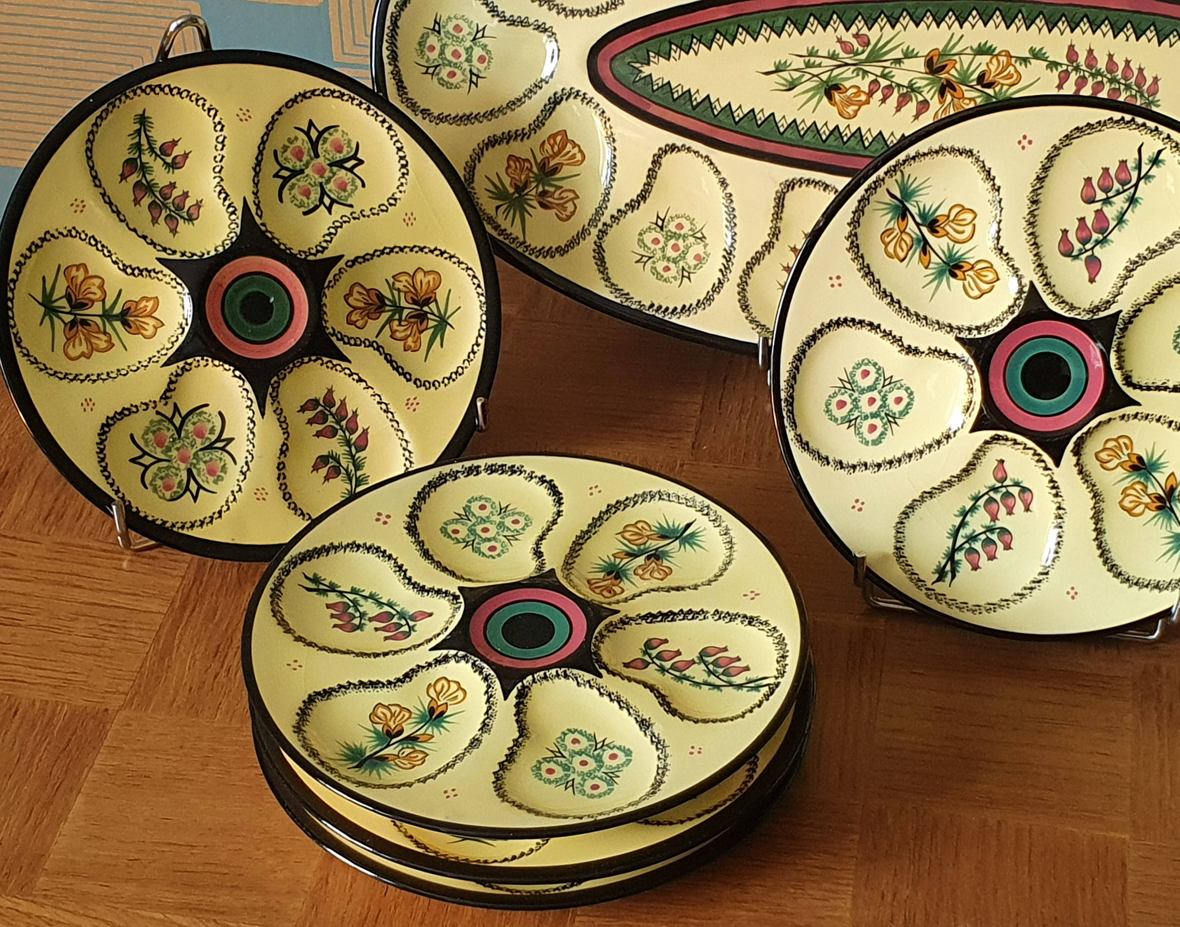 Service with oysters and shellfish in Quimper earthenware