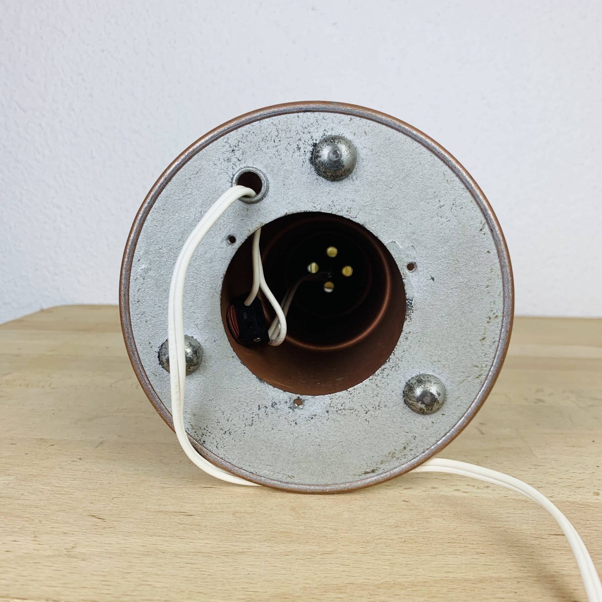 Lampe art déco conique cuivre et globe opaline