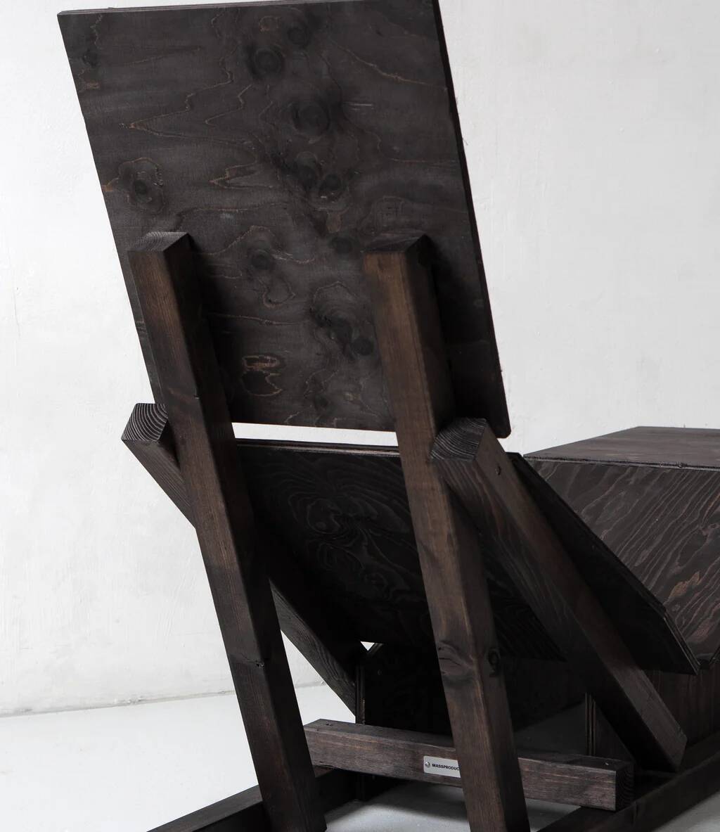 Chaise en contreplaqué '4PM Self Build' par Mass Productions / Aram