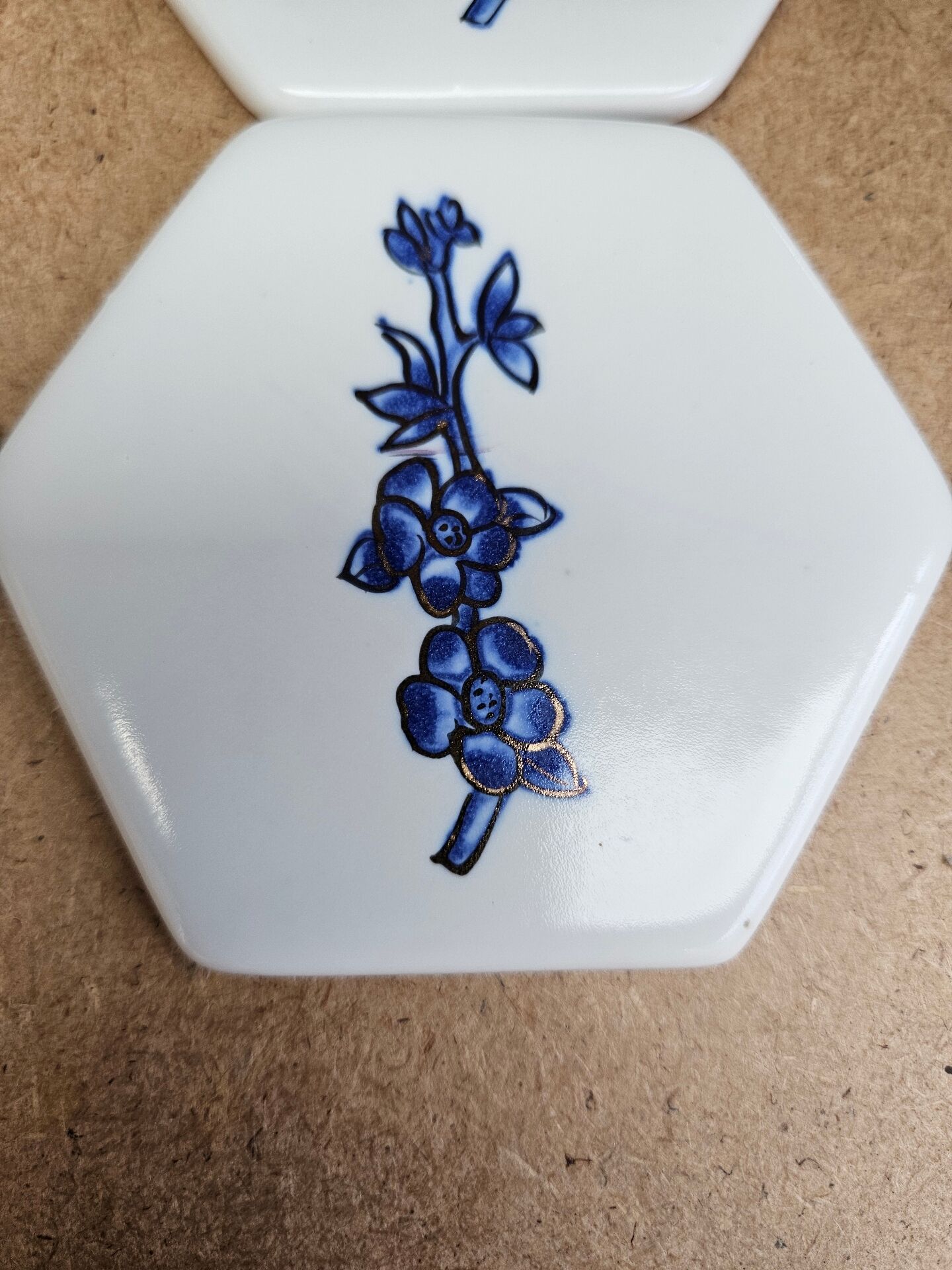 New – set of 4 hexagonal coasters in painted porcelain
