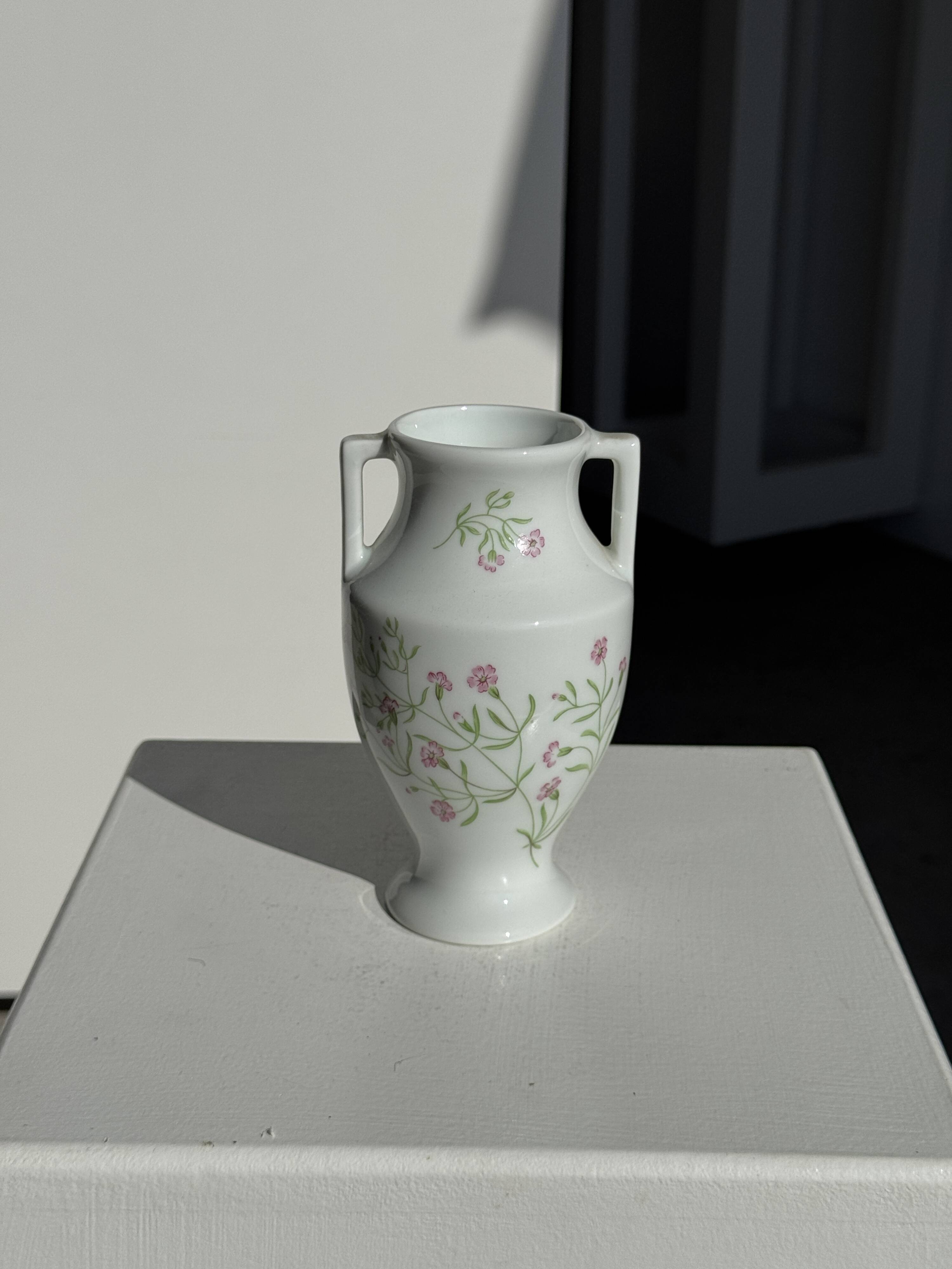 Small porcelain amphora from the Royal Lily of Limoges, limited edition, decorated.