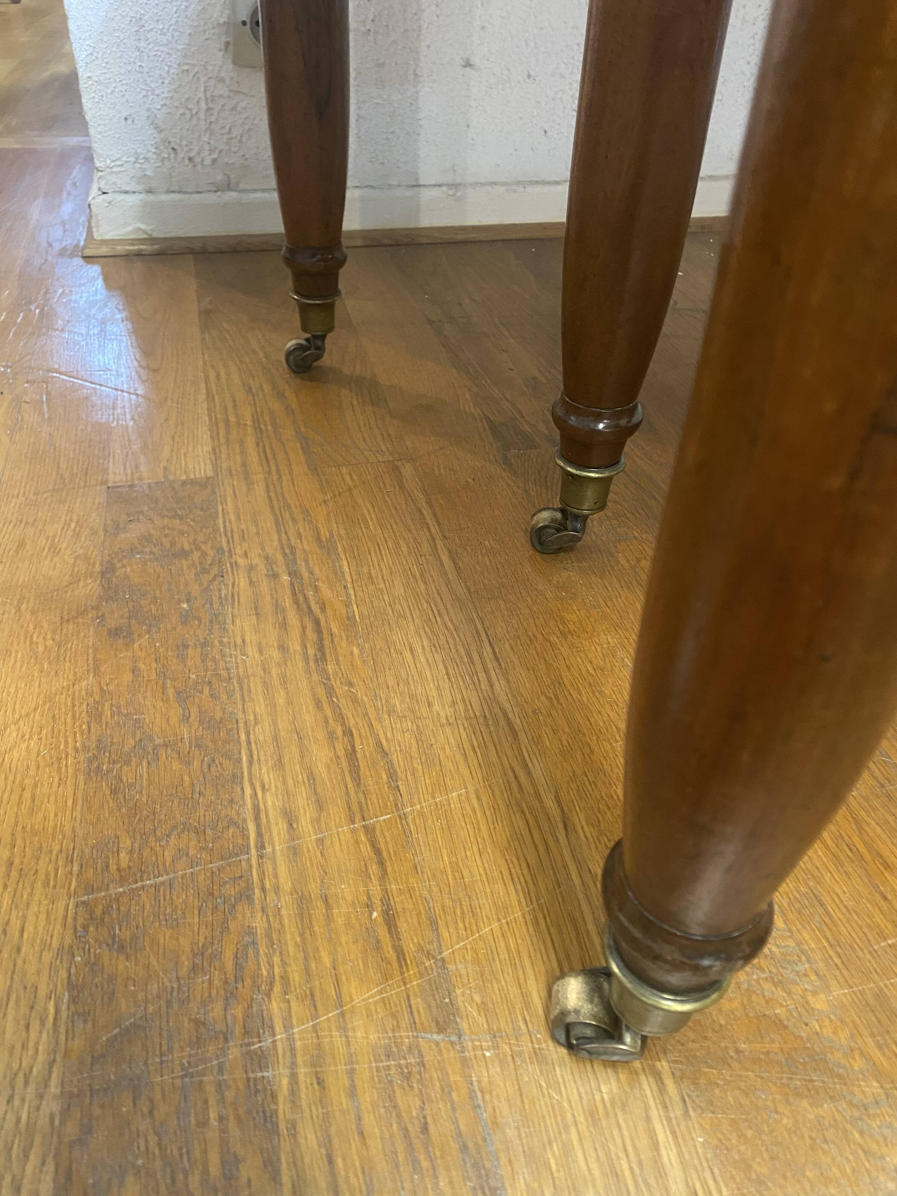 Oval table with 6 legs, 3 extensions, 12 people